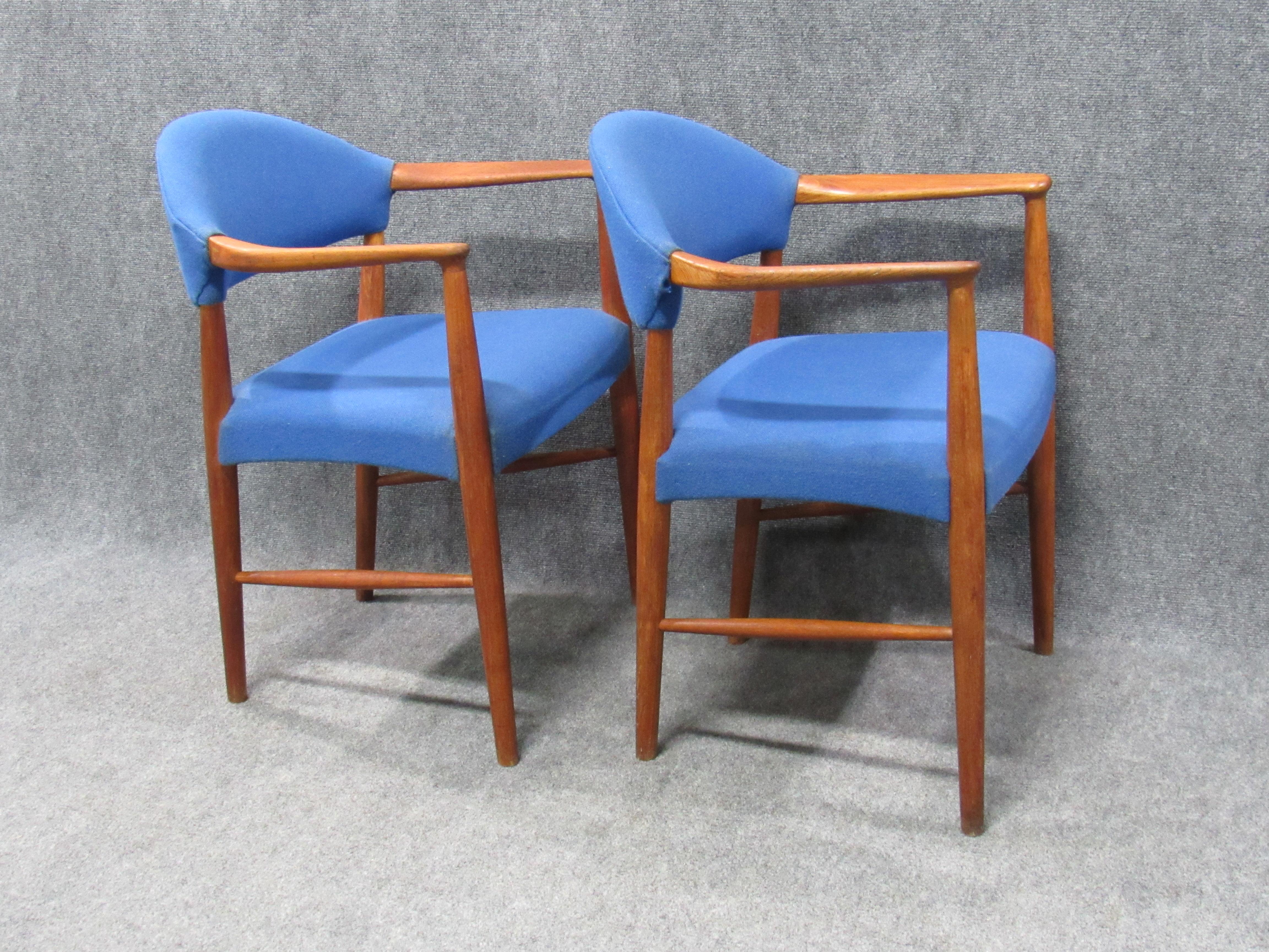 Poltrone danesi di metà secolo in teak e lana blu attribuite a Hans Wegner in vendita 6