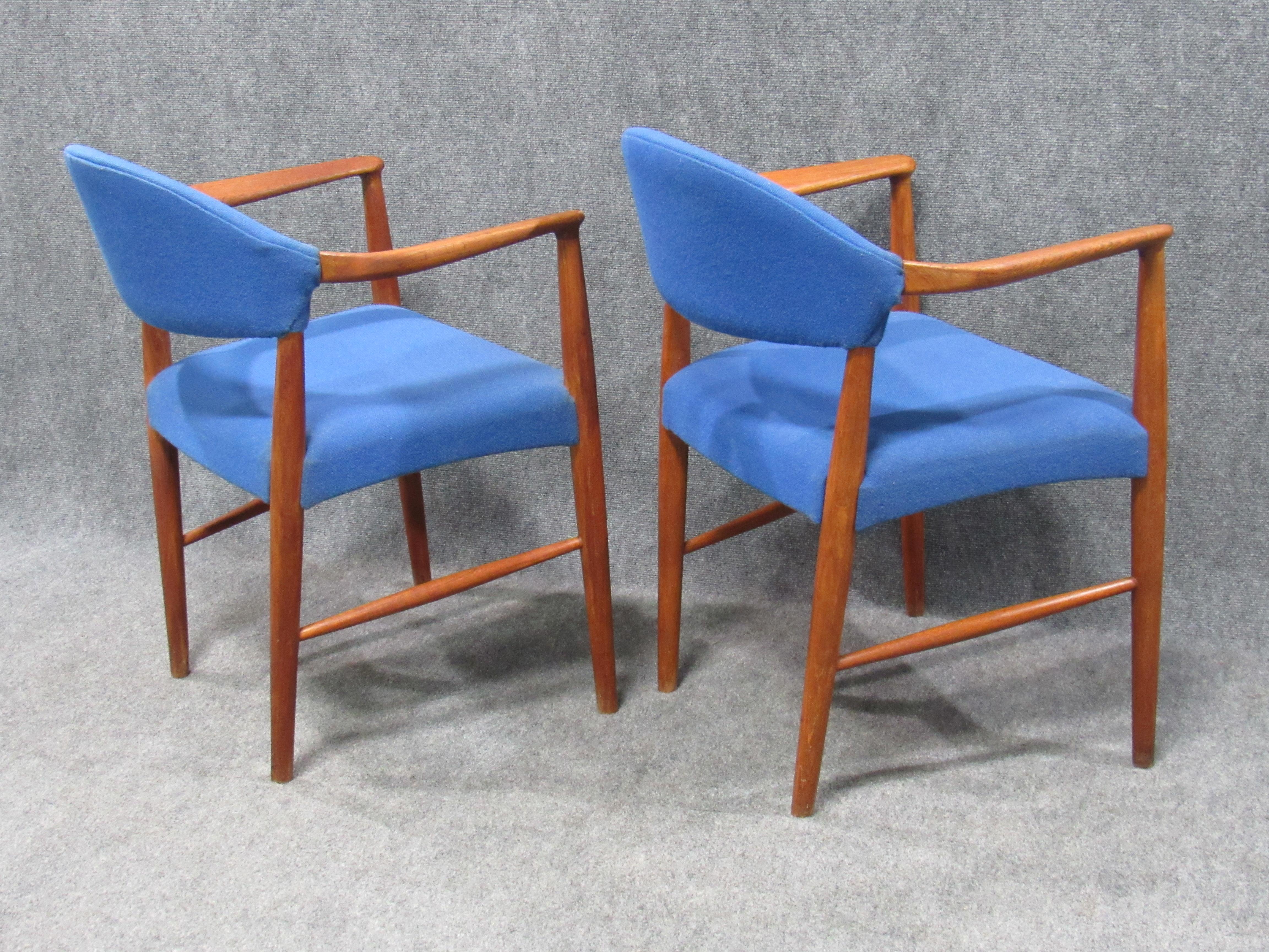 Danish Mid-Century Modern Teak and Blue Wool Armchairs Attributed to Hans Wegner For Sale 10