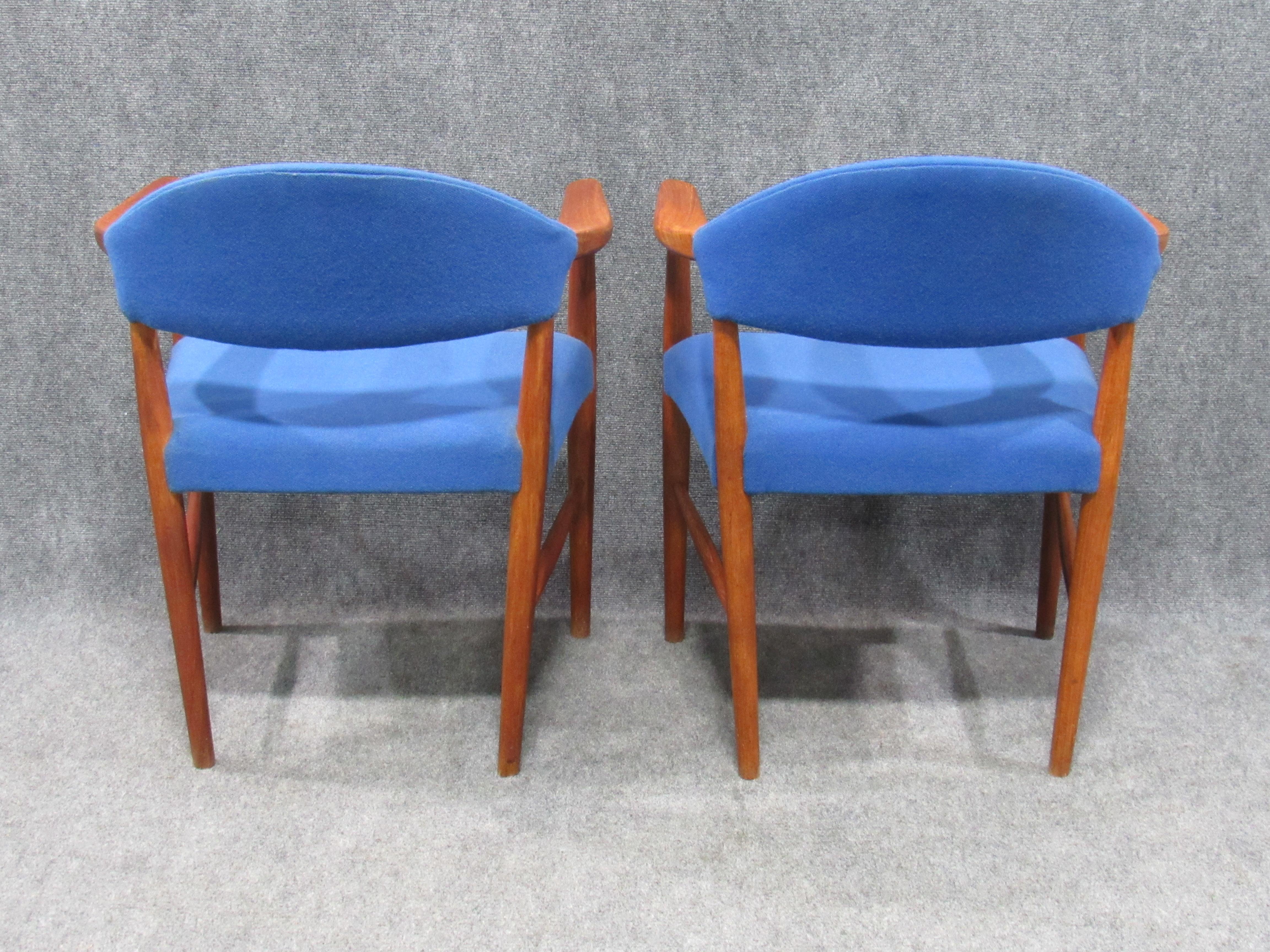 Danish Mid-Century Modern Teak and Blue Wool Armchairs Attributed to Hans Wegner For Sale 11