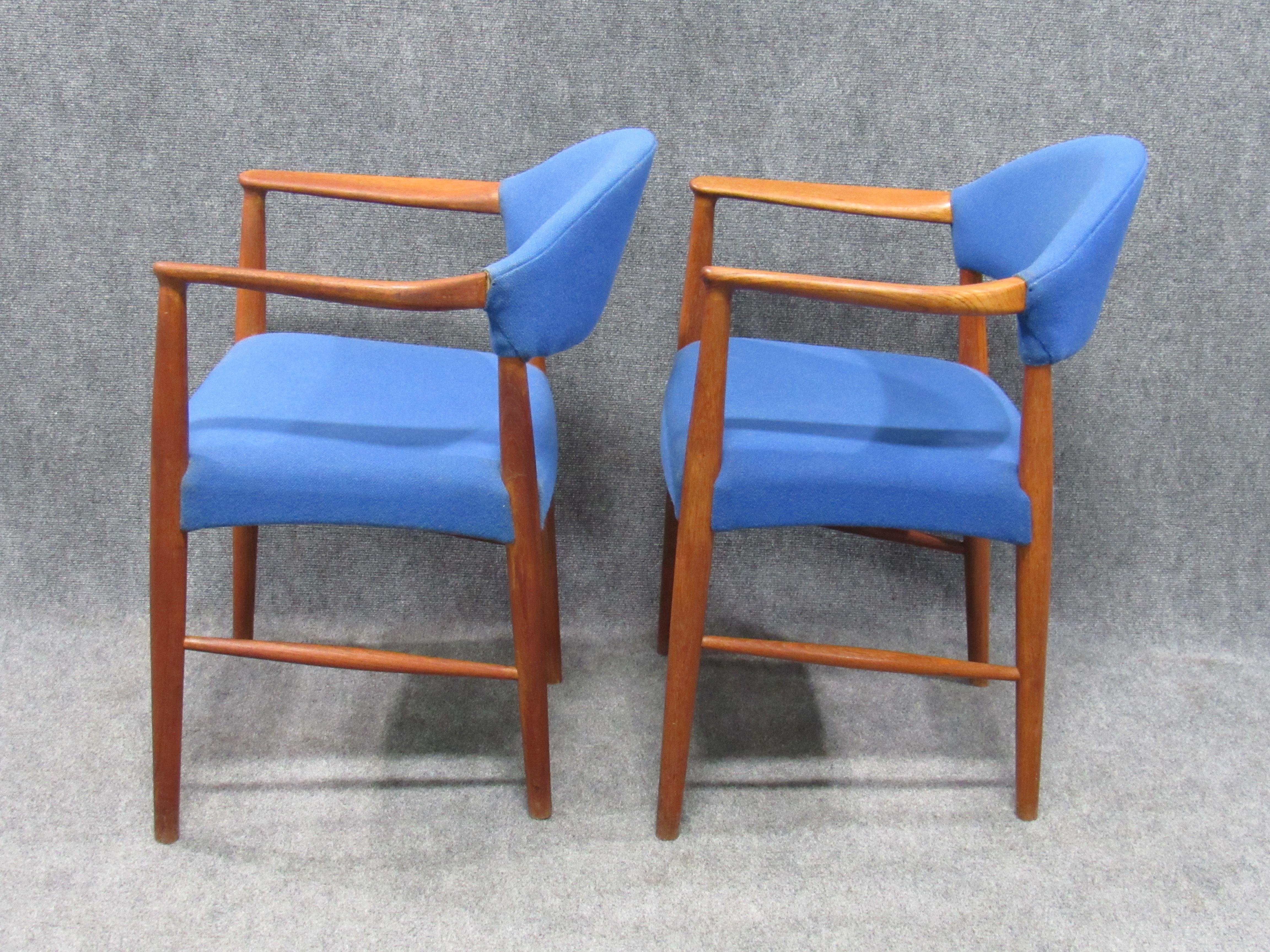 Danish Mid-Century Modern Teak and Blue Wool Armchairs Attributed to Hans Wegner For Sale 12