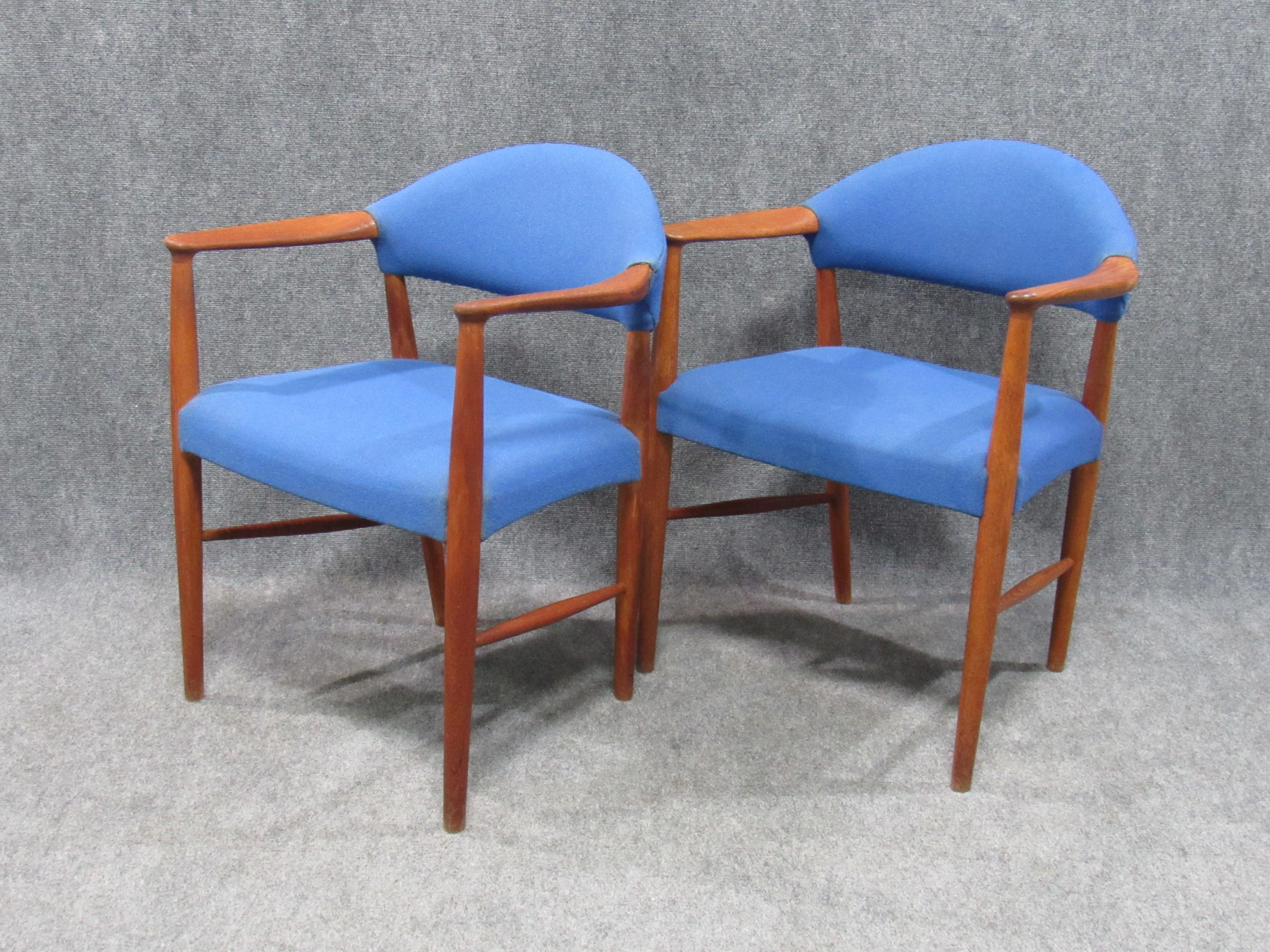 Dänische Sessel aus Teakholz und blauer Wolle, Hans Wegner zugeschrieben, Mid-century im Angebot 13