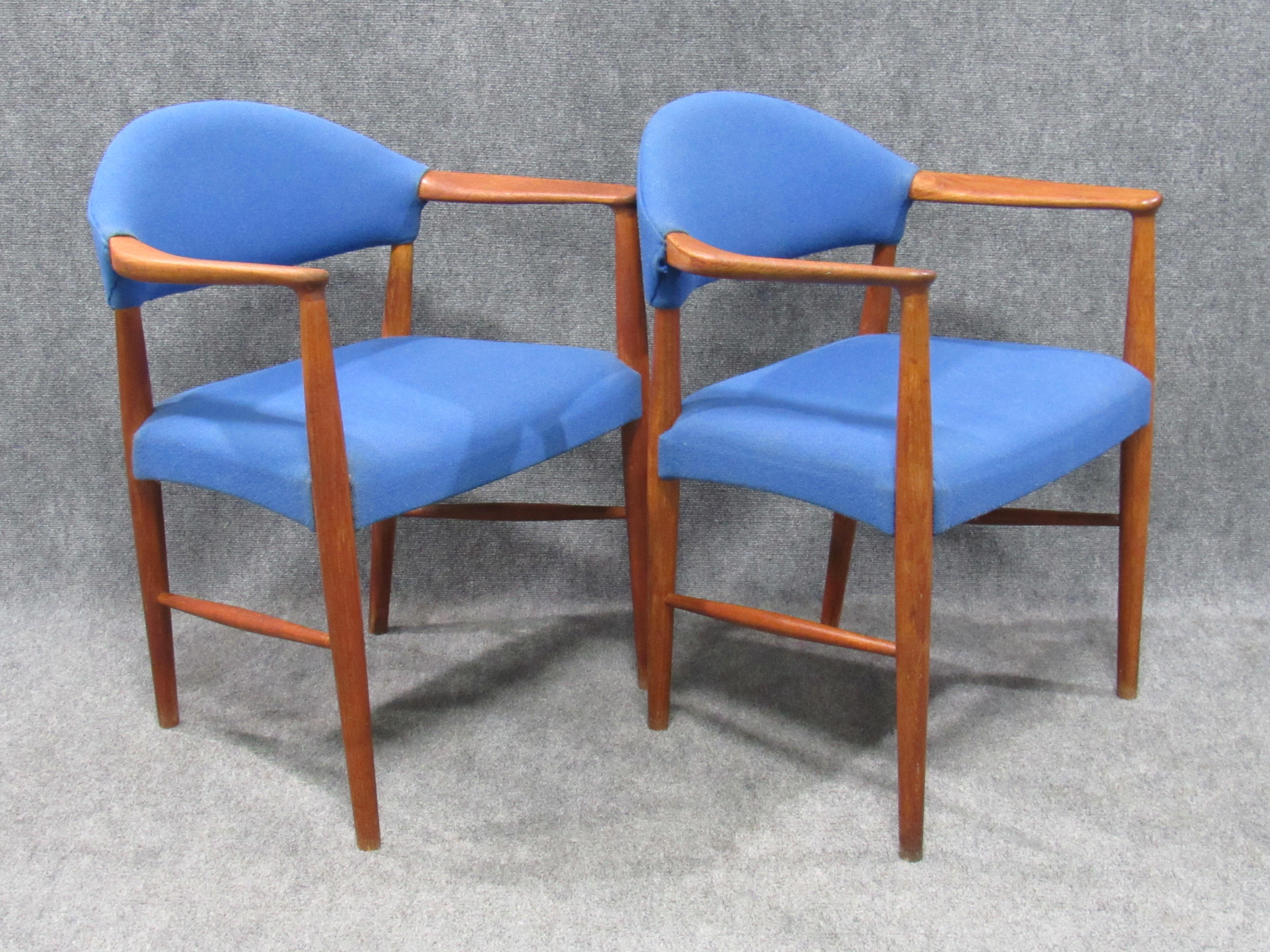 Danish Mid-Century Modern Teak and Blue Wool Armchairs Attributed to Hans Wegner For Sale 16