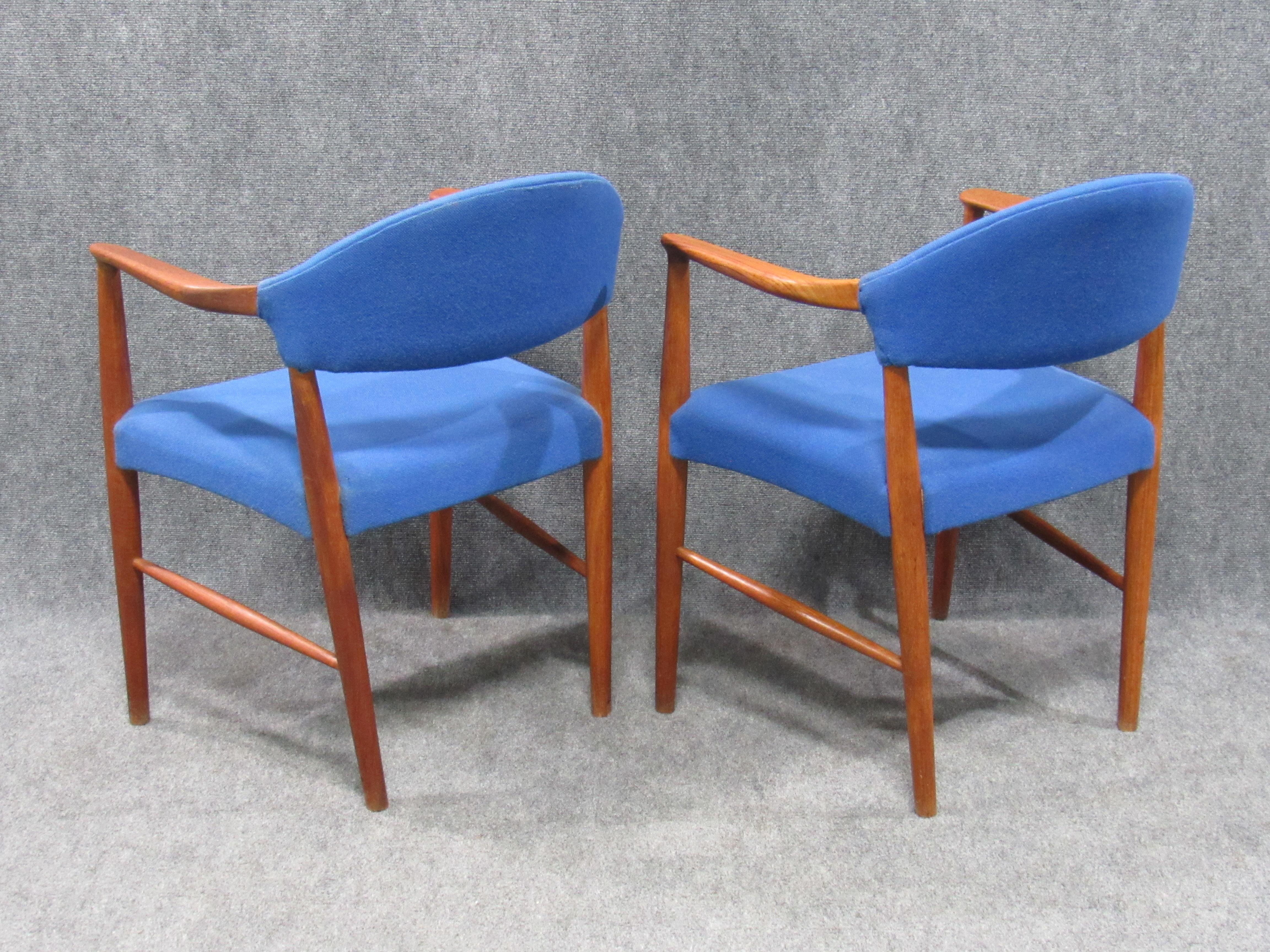 Mid-Century Modern Fauteuils danois modernes mi-siècle en teck et laine bleue attribués à Hans Wegner en vente