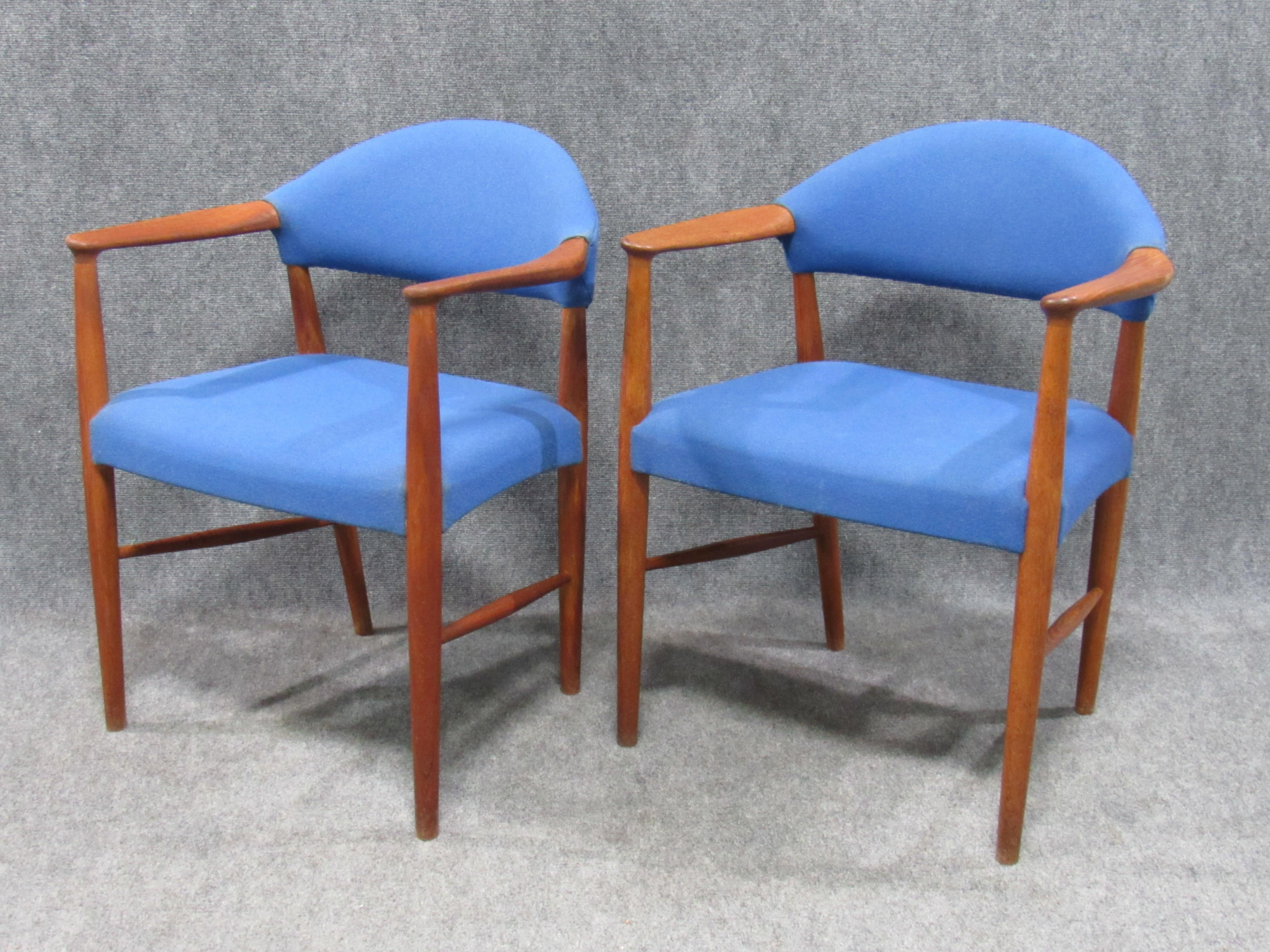 Milieu du XXe siècle Fauteuils danois modernes mi-siècle en teck et laine bleue attribués à Hans Wegner en vente