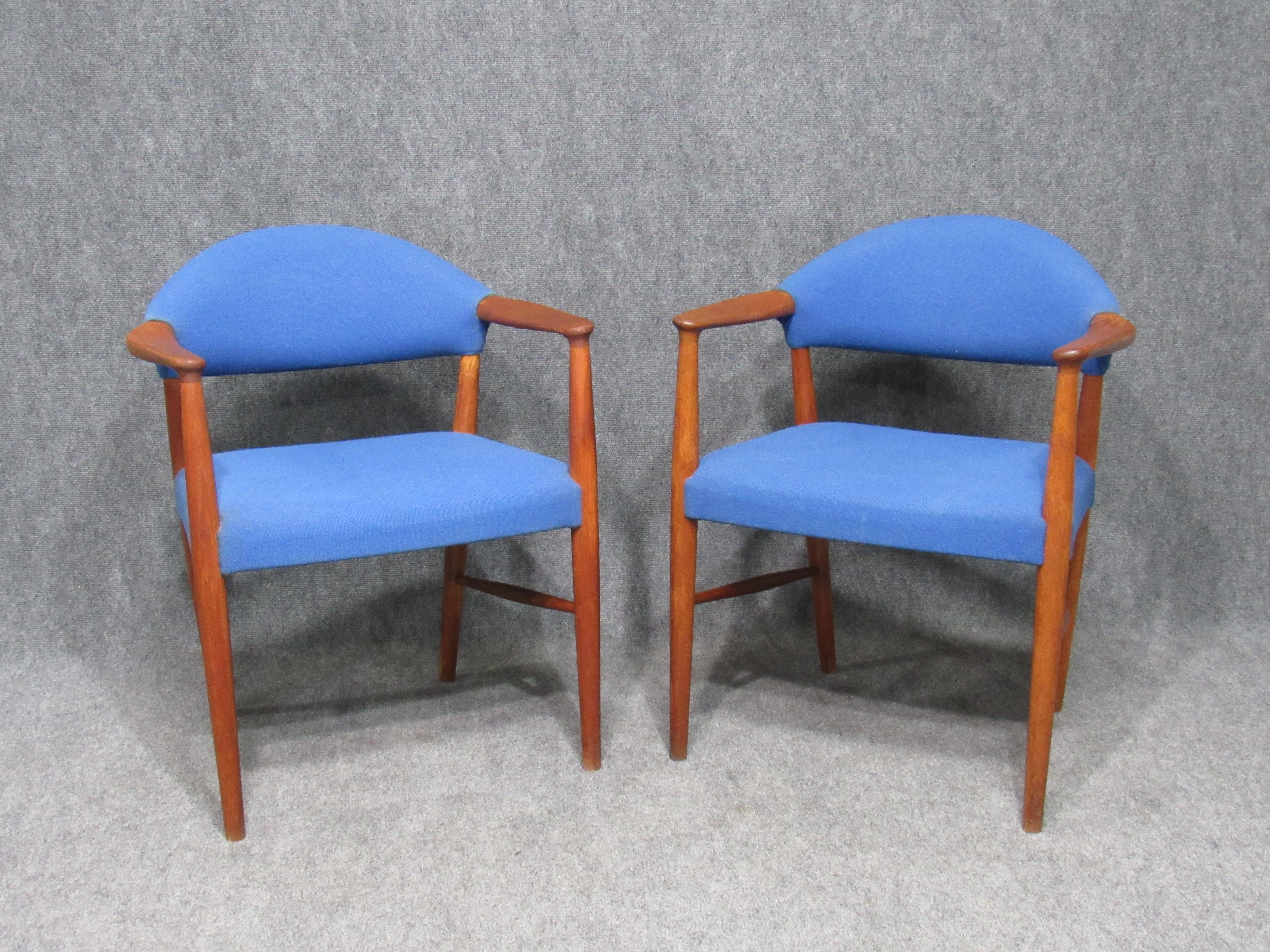 Fauteuils danois modernes mi-siècle en teck et laine bleue attribués à Hans Wegner en vente 1