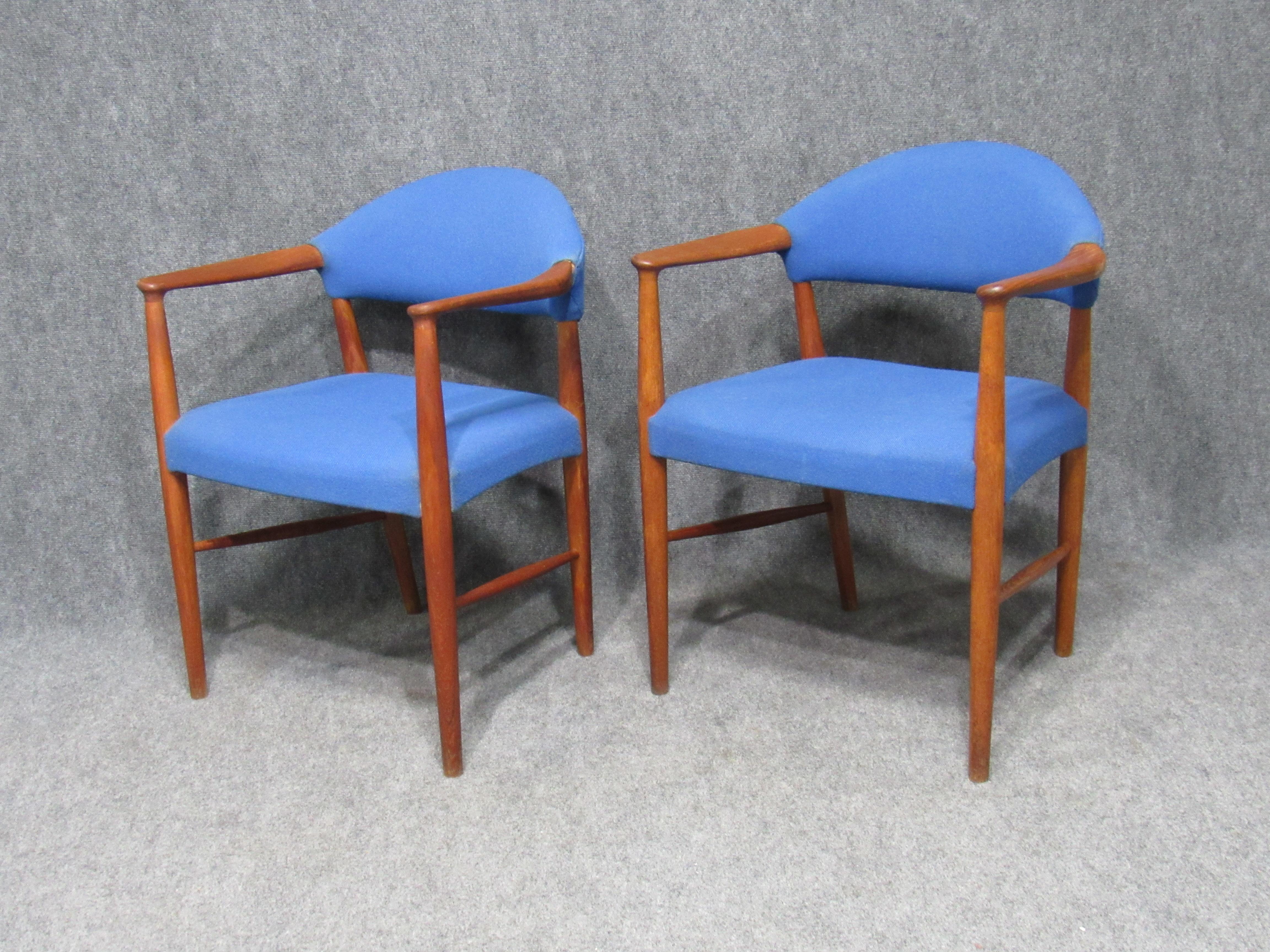Danish Mid-Century Modern Teak and Blue Wool Armchairs Attributed to Hans Wegner For Sale 5