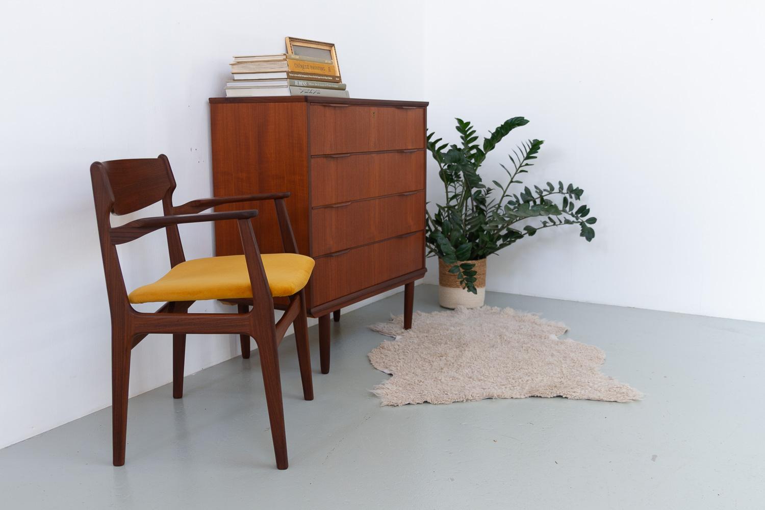 Danish Mid-Century Modern Teak Armchair, 1960s. In Good Condition For Sale In Asaa, DK
