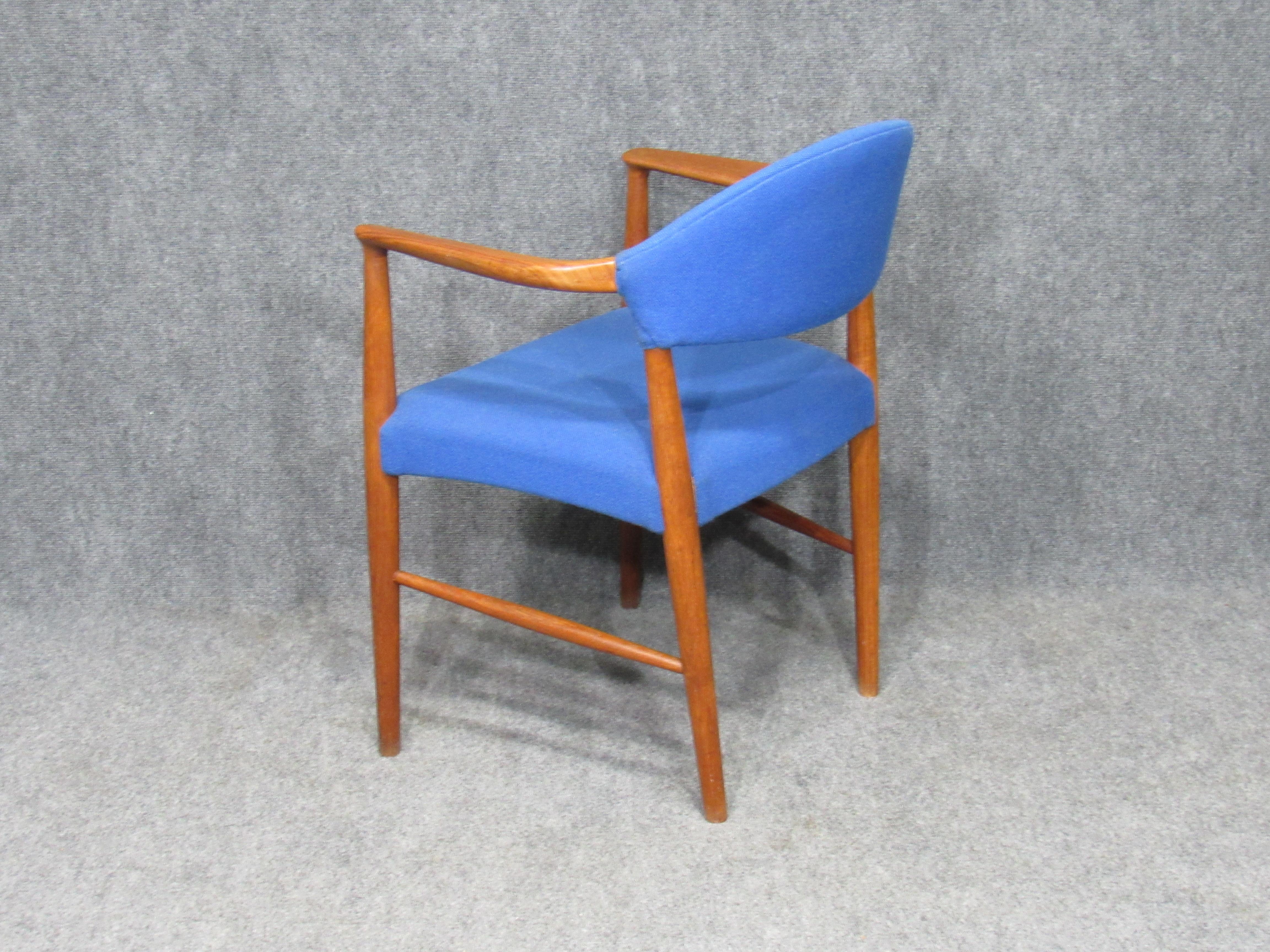 Danois Fauteuil danois moderne du milieu du siècle en teck attribué à Hans Wegner « 10 Disponible » en vente