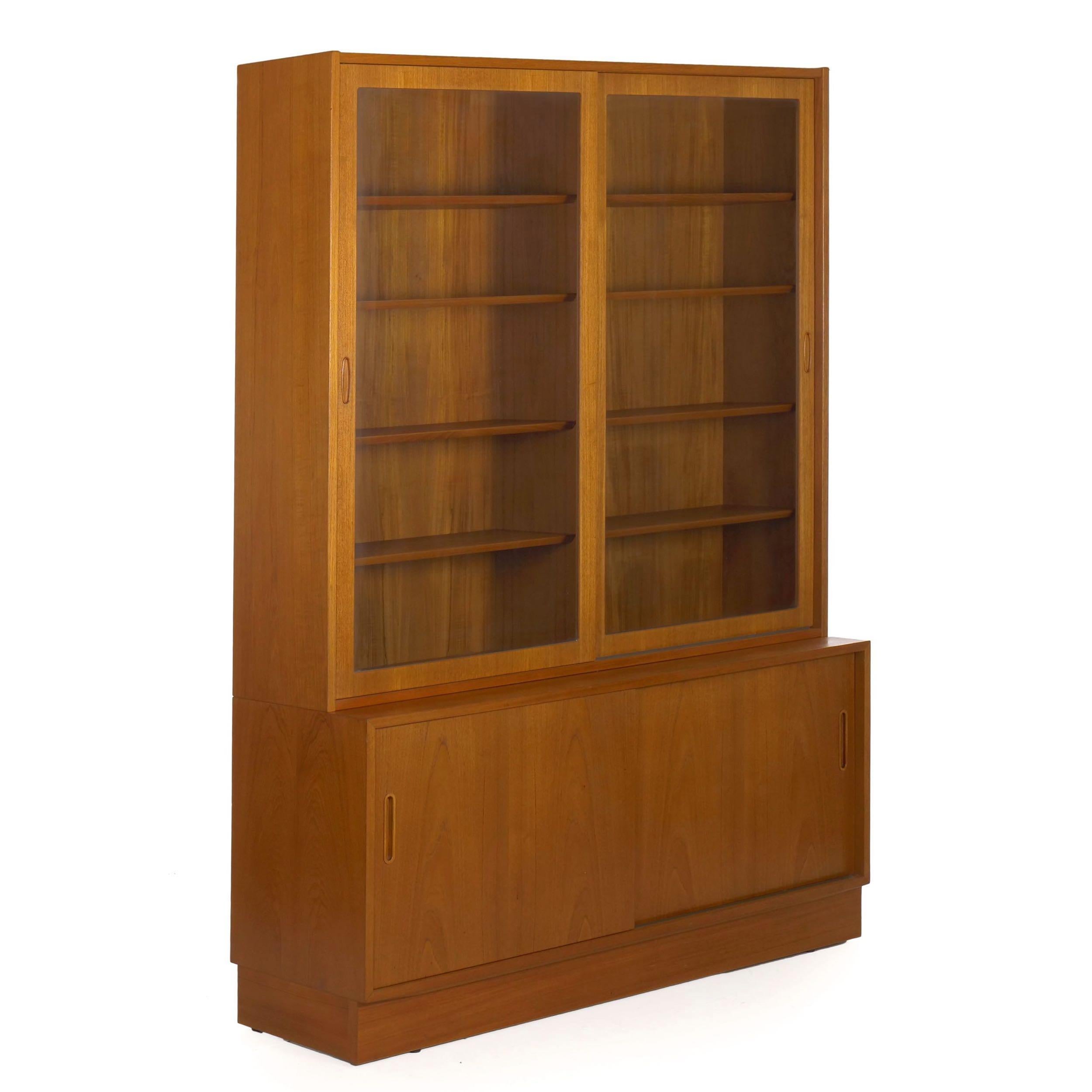 Danish Mid-Century Modern Teak Bookcase Bookshelf Cabinet by Poul Hundevad In Good Condition In Shippensburg, PA