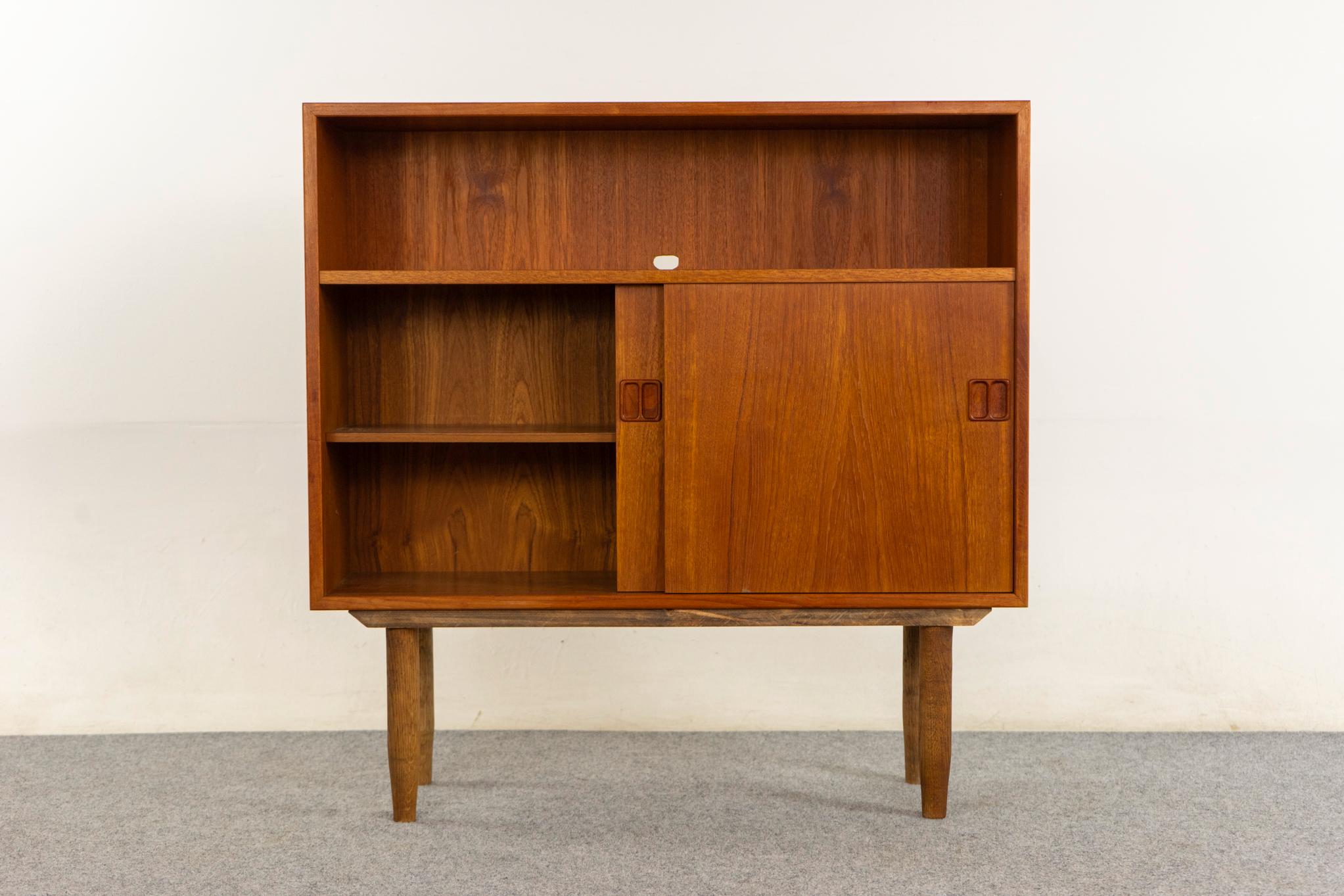 Scandinavian Modern Danish Mid-Century Modern Teak Bookcase/Cabinet For Sale