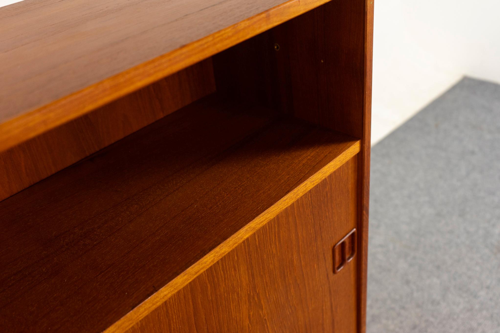 Danish Mid-Century Modern Teak Bookcase/Cabinet In Good Condition For Sale In VANCOUVER, CA