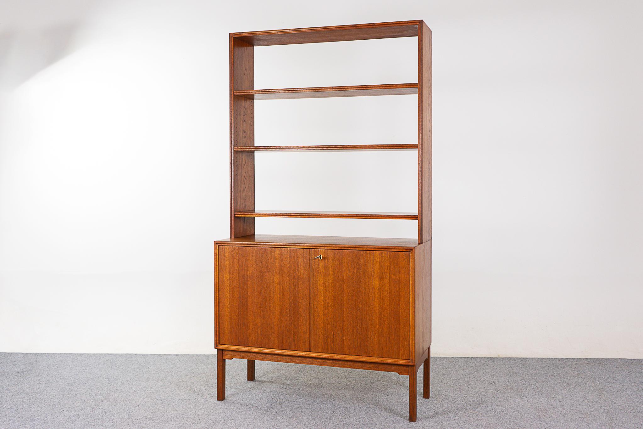 Danish Mid-Century Modern Teak Bookcase/Cabinet  For Sale 3