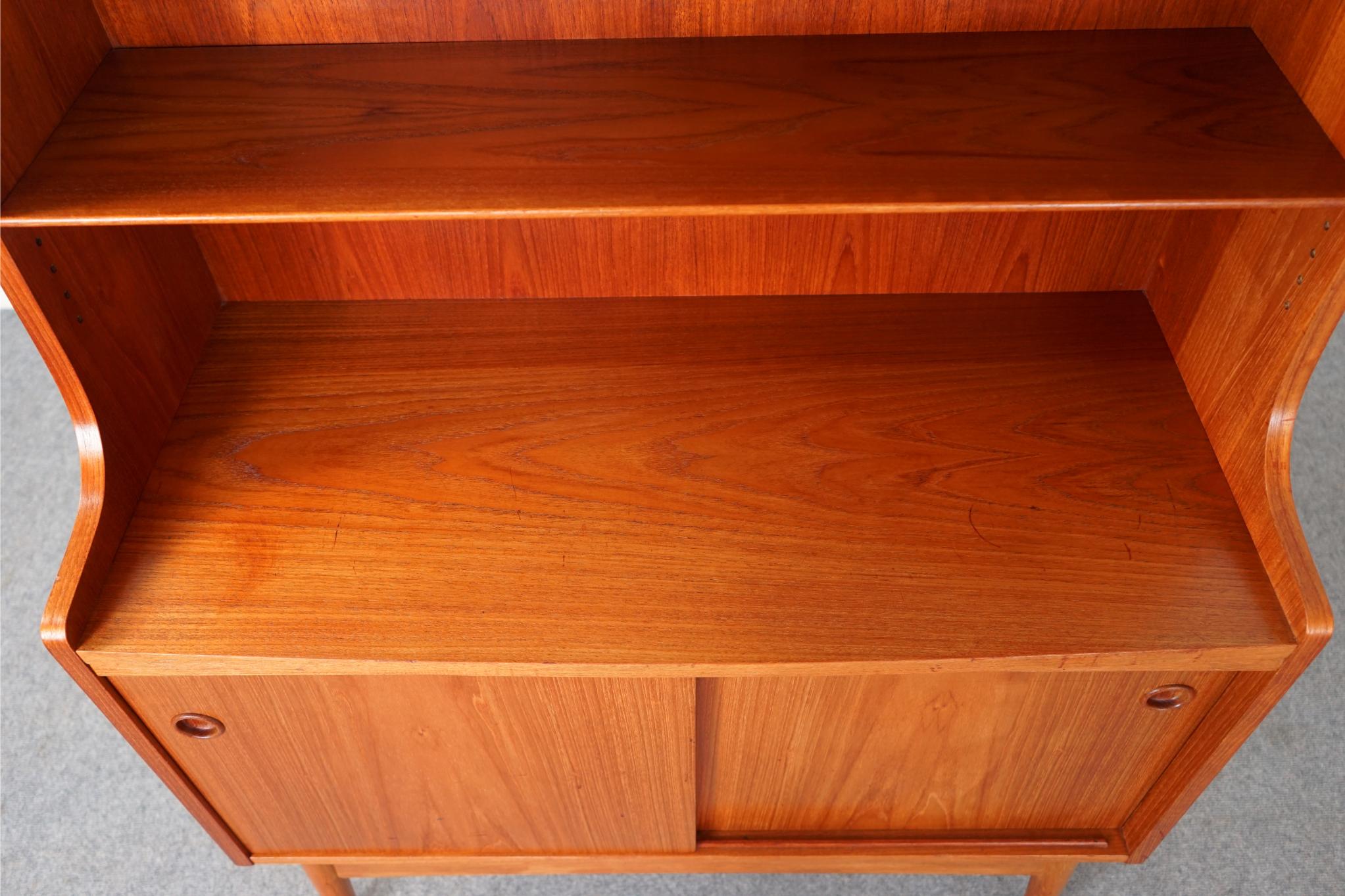 Danish Mid-Century Modern Teak Bookcase with Cabinet In Good Condition In VANCOUVER, CA