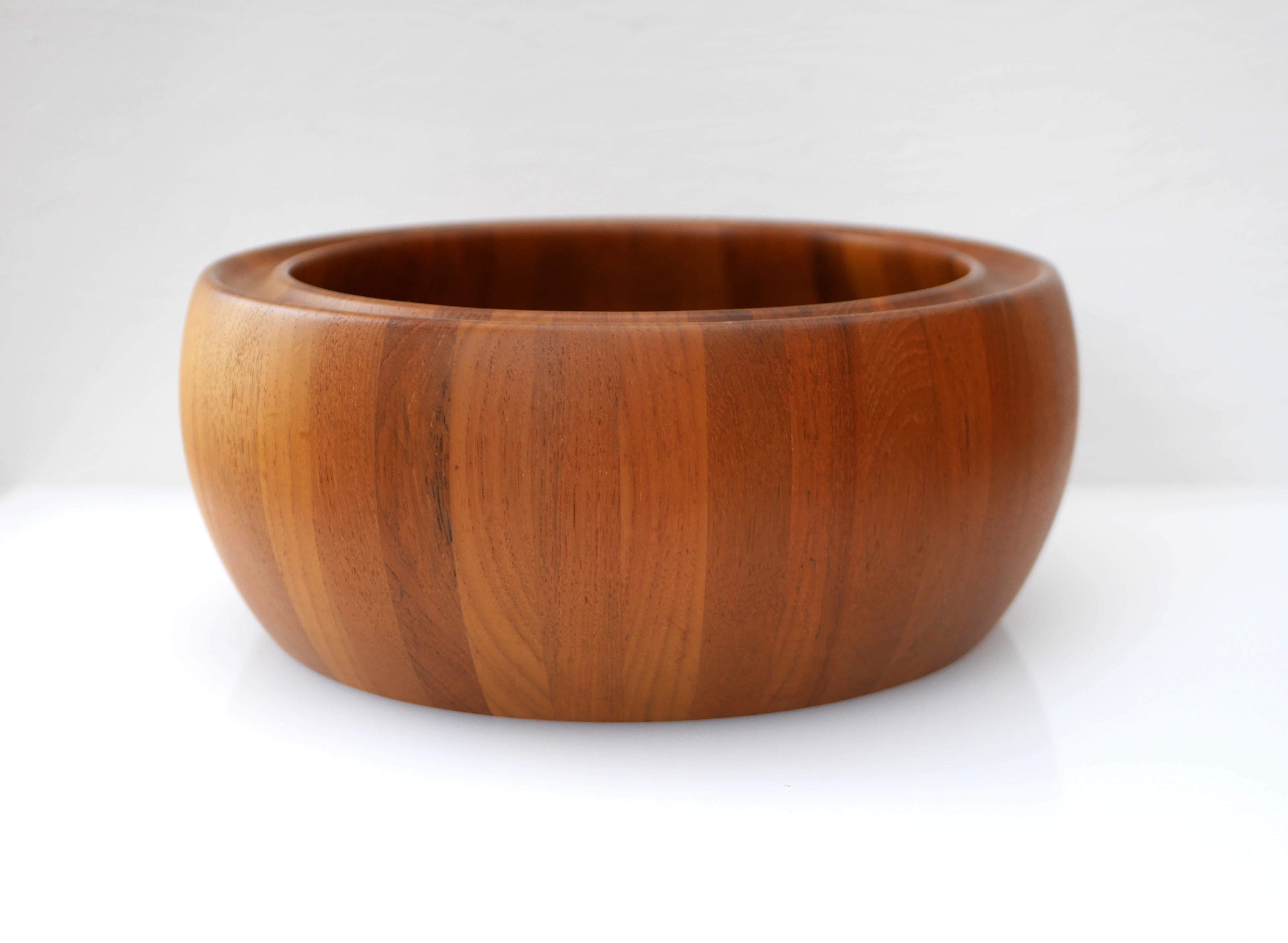 Danish Mid-century modern teak bowl, a large 1960s bowl from Digsmed design. For Sale 3