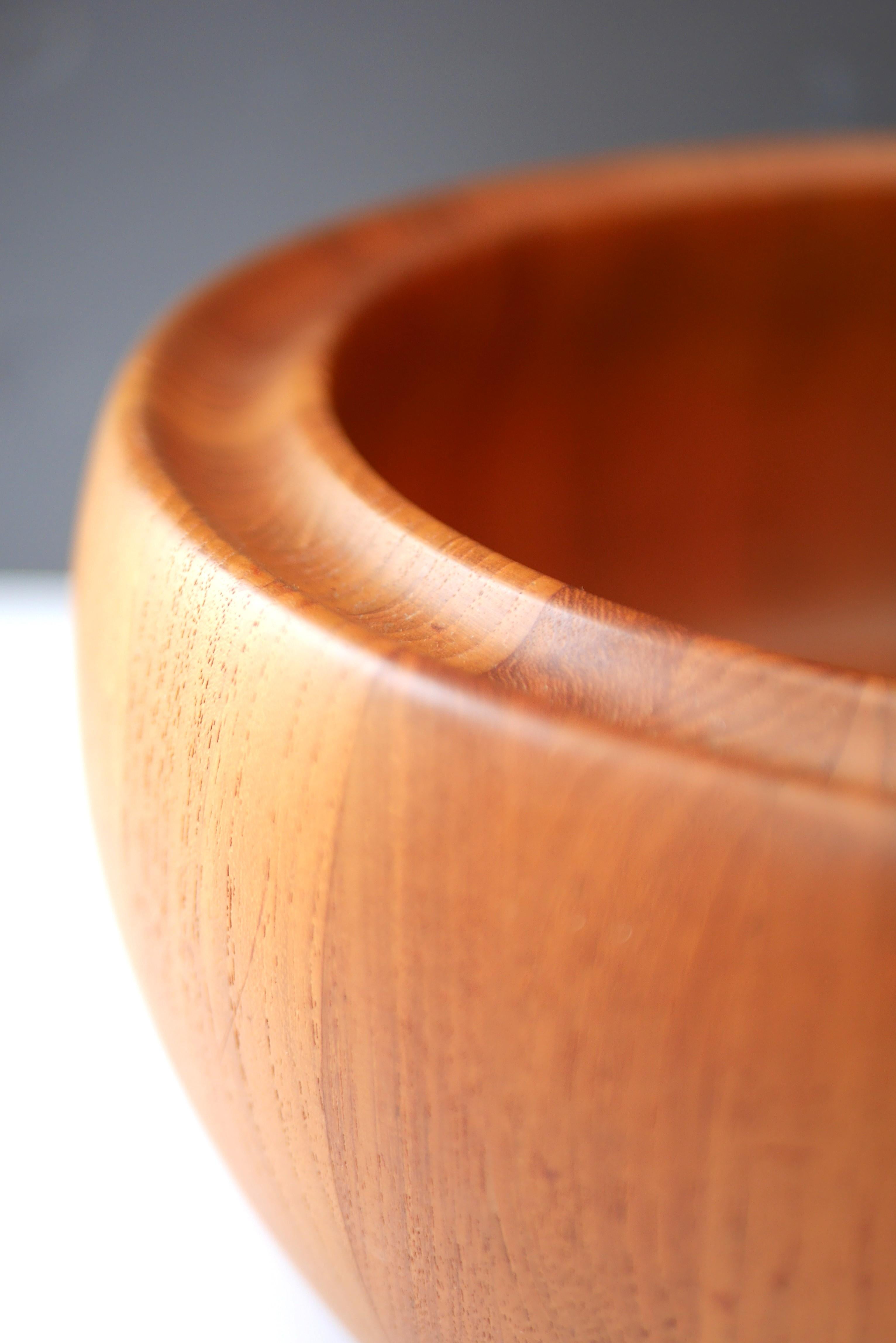 Danish Mid-century modern teak bowl, a large 1960s bowl from Digsmed design. For Sale 5