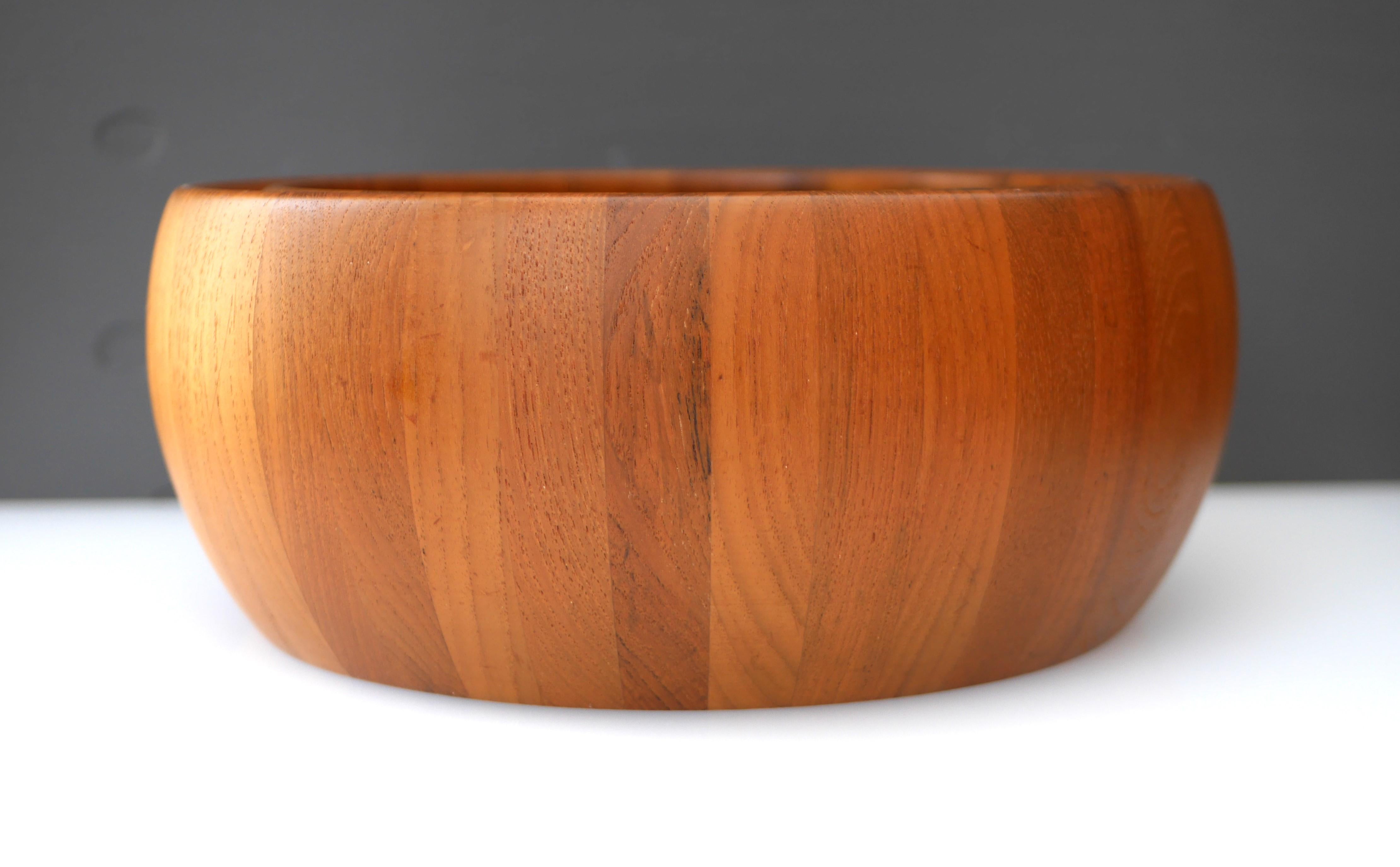 Danish Mid-century modern teak bowl, a large 1960s bowl from Digsmed design. For Sale 6