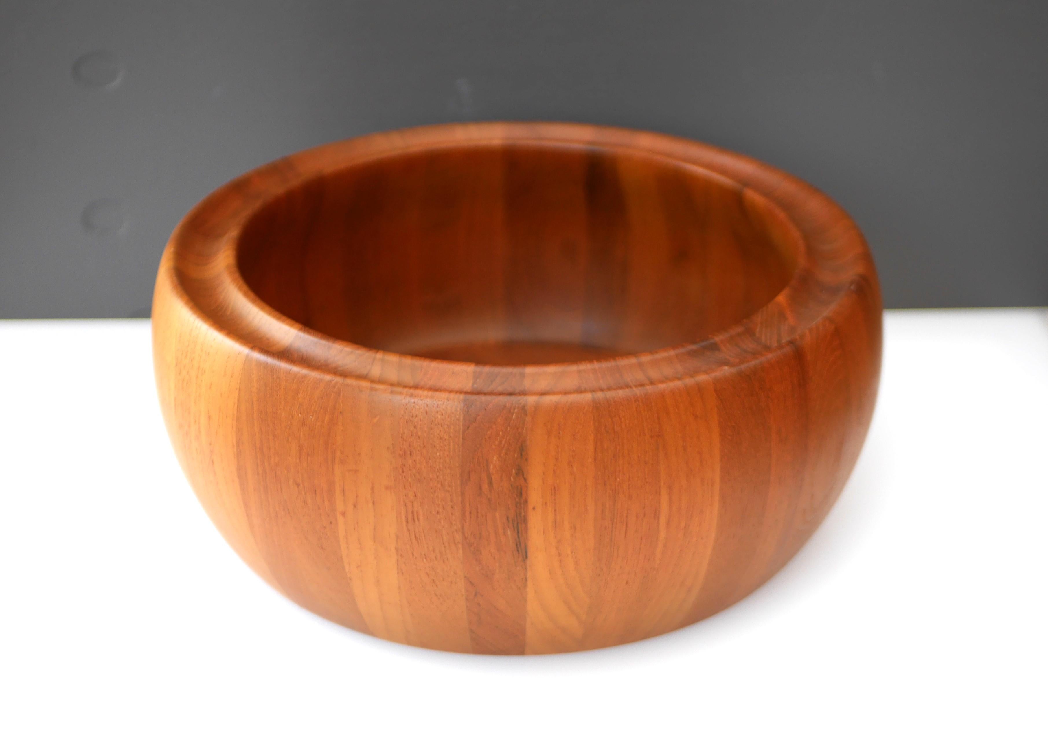 A rather large Mid-century modern teak bowl from Digsmed, Denmark, which can be used as a lovely fruit and/or salad bowl, or a Vide-Poche. The quality of this bowl is of a very high standard and the shape is really special. It has a simple shape yet