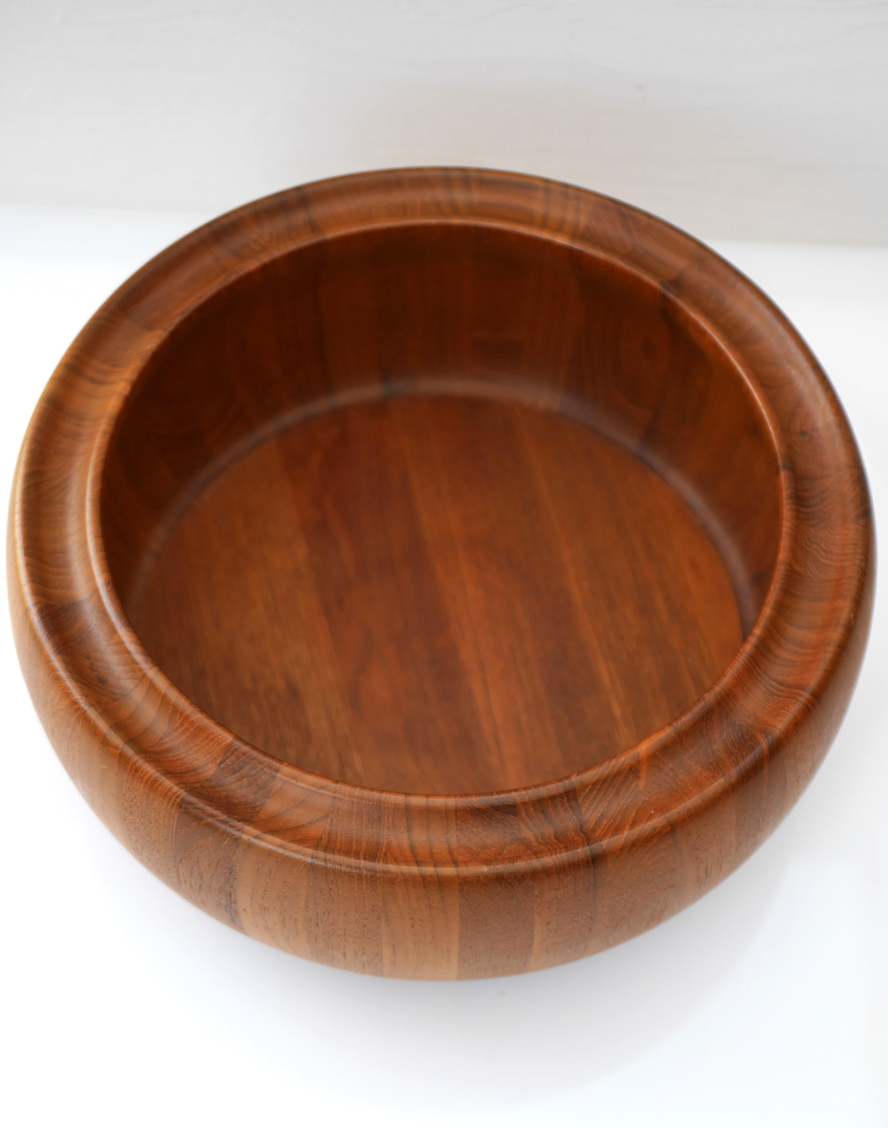Danish Mid-century modern teak bowl, a large 1960s bowl from Digsmed design. For Sale 1