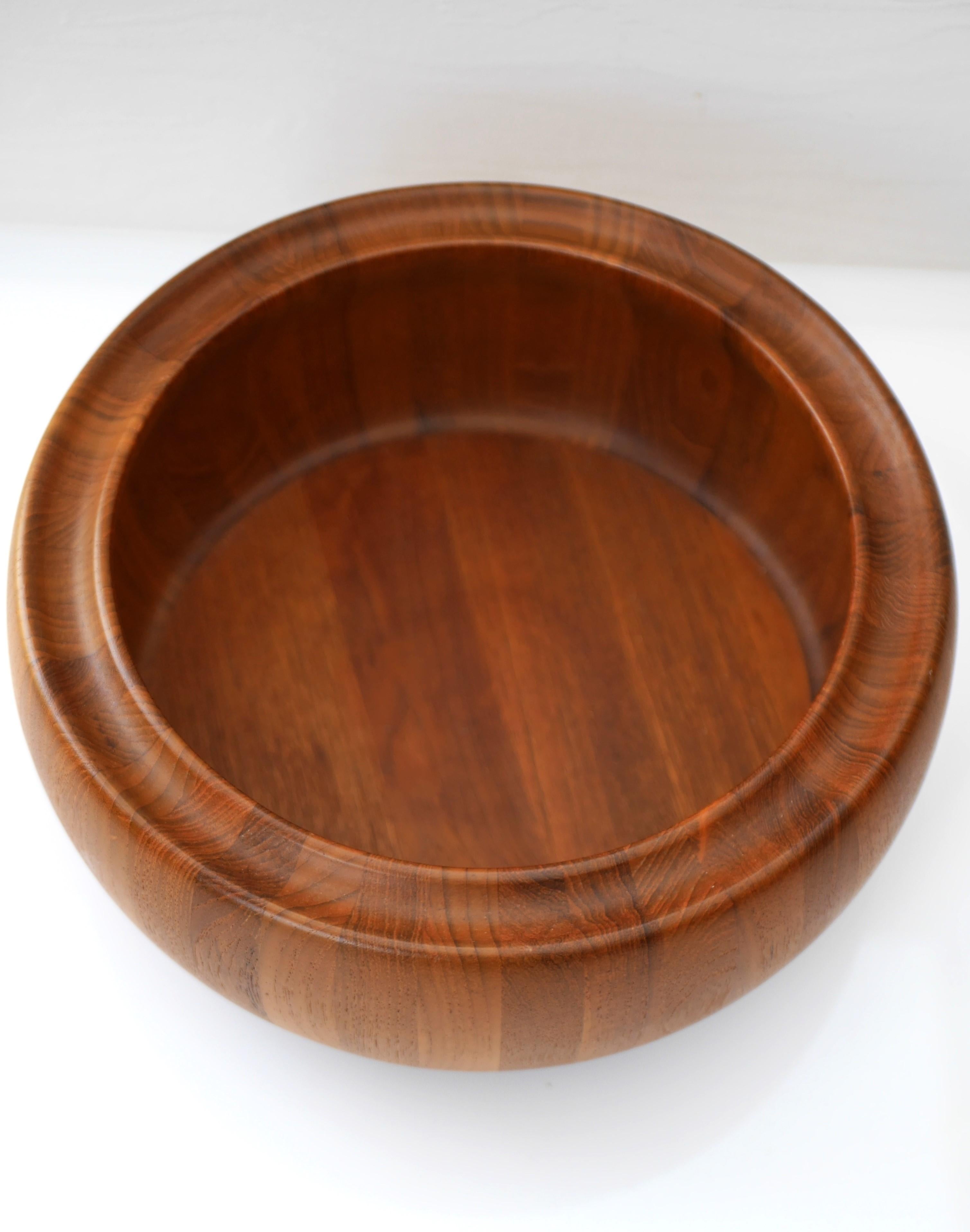 Teck Bol danois moderne du milieu du siècle dernier, un grand bol des années 1960 du design Digsmed. en vente