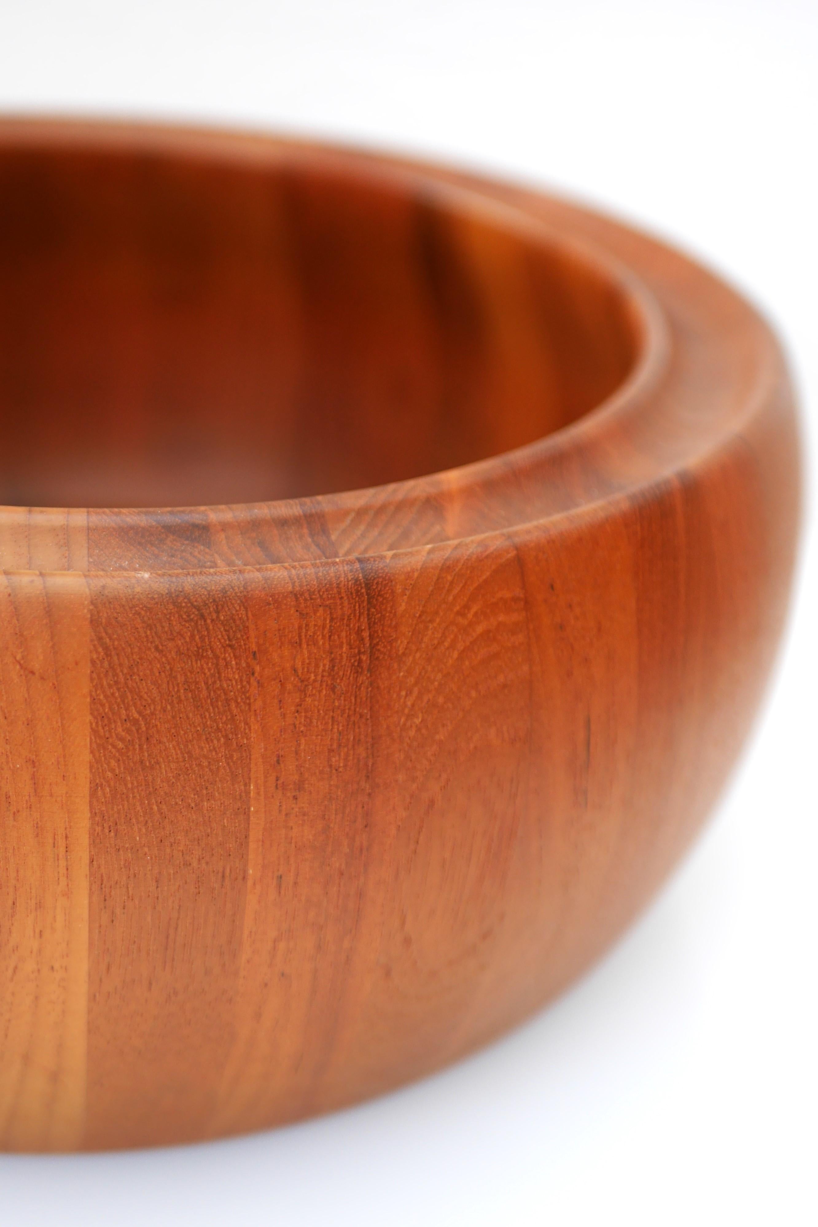 Danish Mid-century modern teak bowl, a large 1960s bowl from Digsmed design. For Sale 2