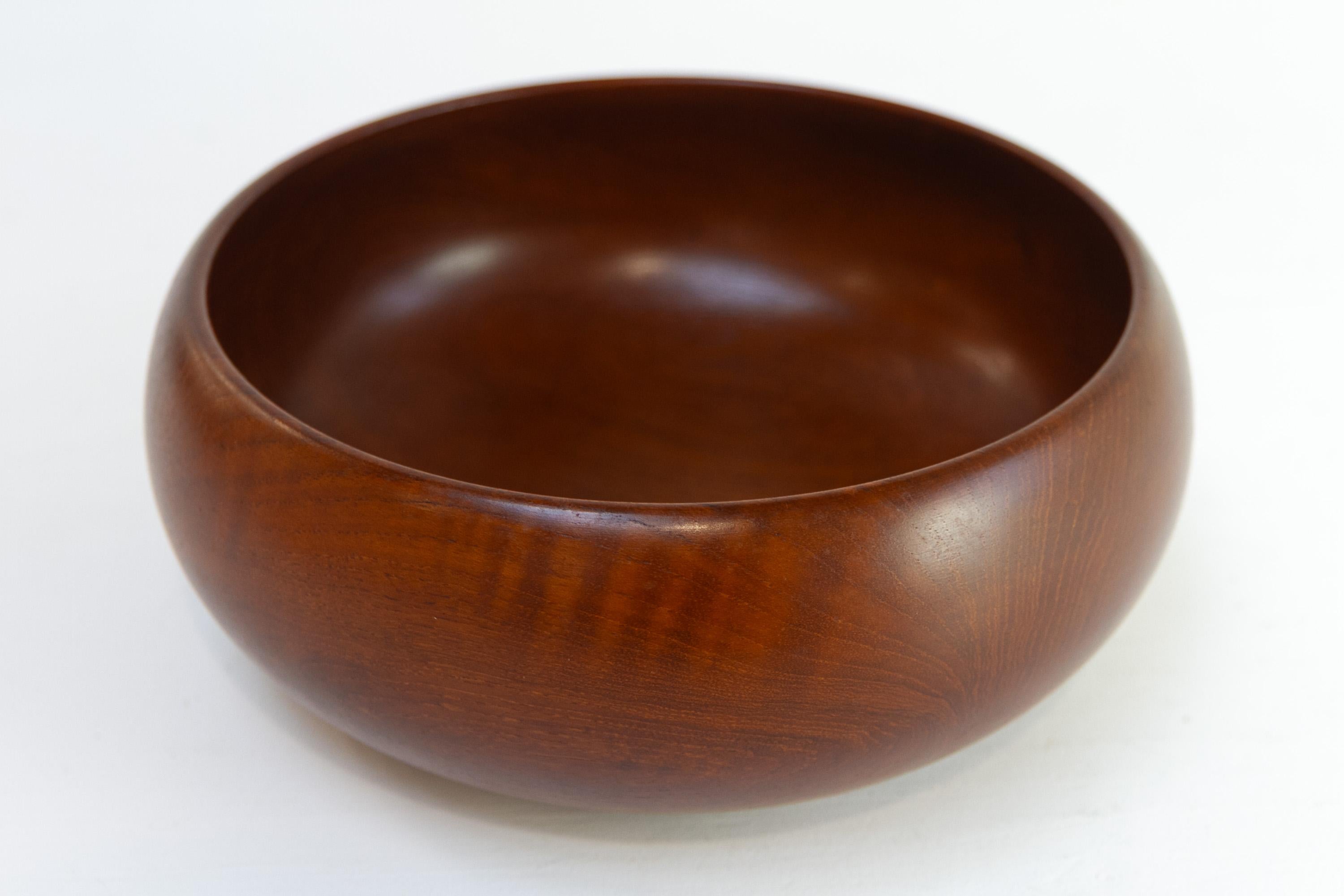 Ciotola in teak danese del Mid-Century Modern di Kaye Bojesen, anni '50.

Squisita ciotola di grandi dimensioni realizzata a mano in teak massiccio, progettata e prodotta da Kay Bojesen nel suo laboratorio di Copenaghen, in Danimarca, all'inizio