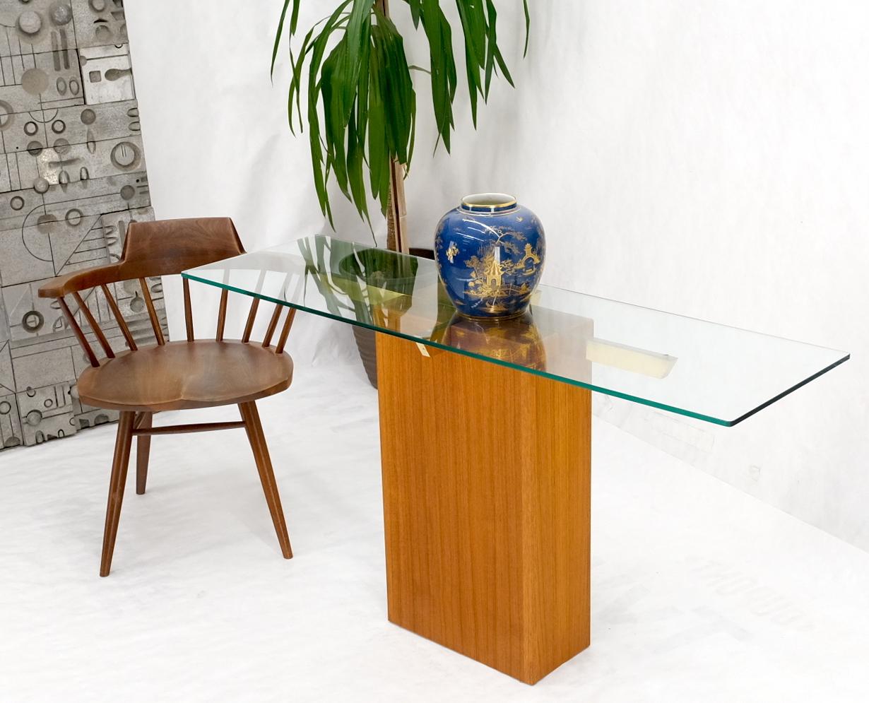 Mid-Century Modern Console de canapé danoise moderne du milieu du siècle dernier en teck et laiton avec plateau en verre et base à piédestal en vente