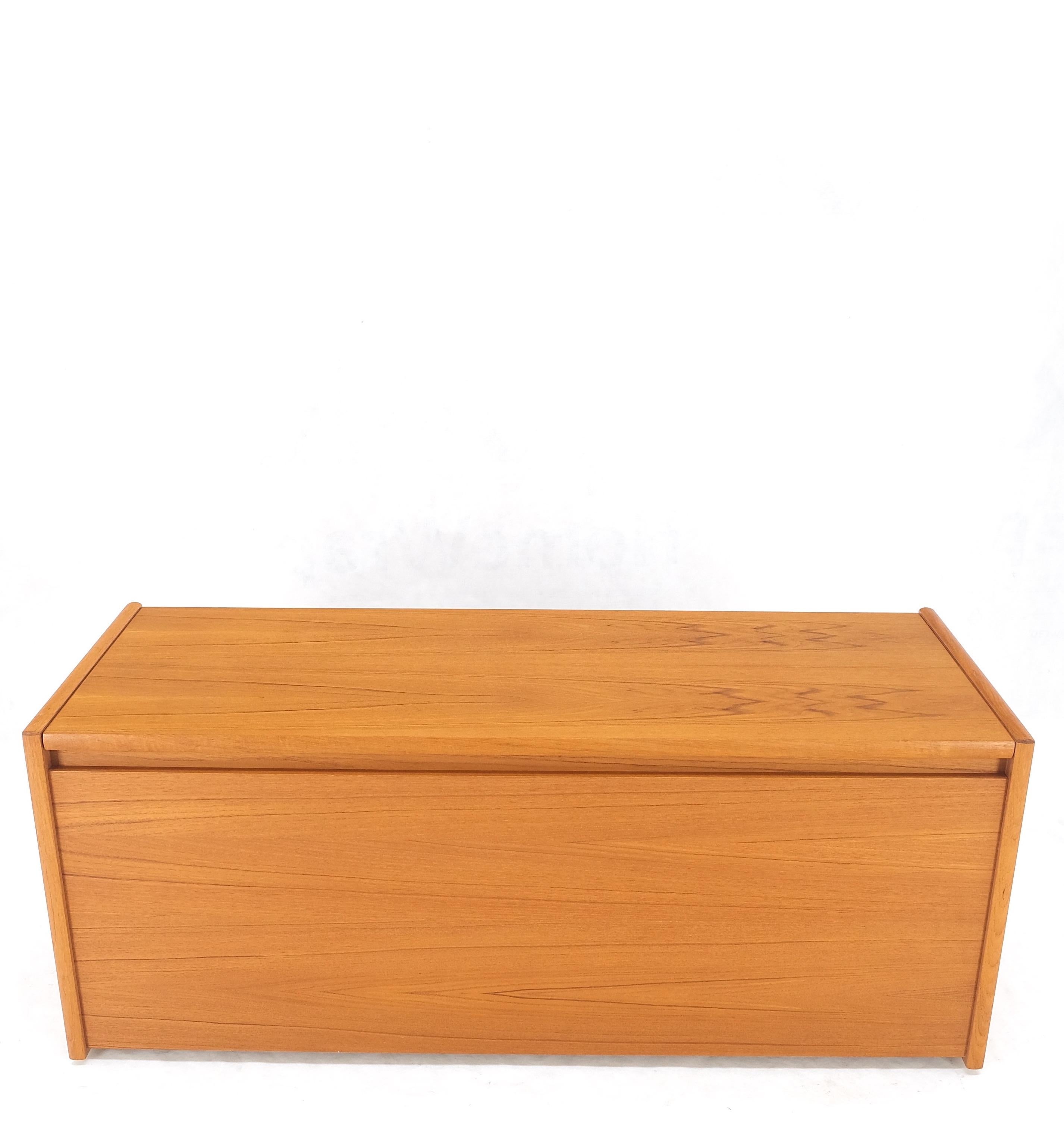 Danish Mid-Century Modern Teak & Cedar Hope Chest Trunk Bench Mint! In Good Condition In Rockaway, NJ