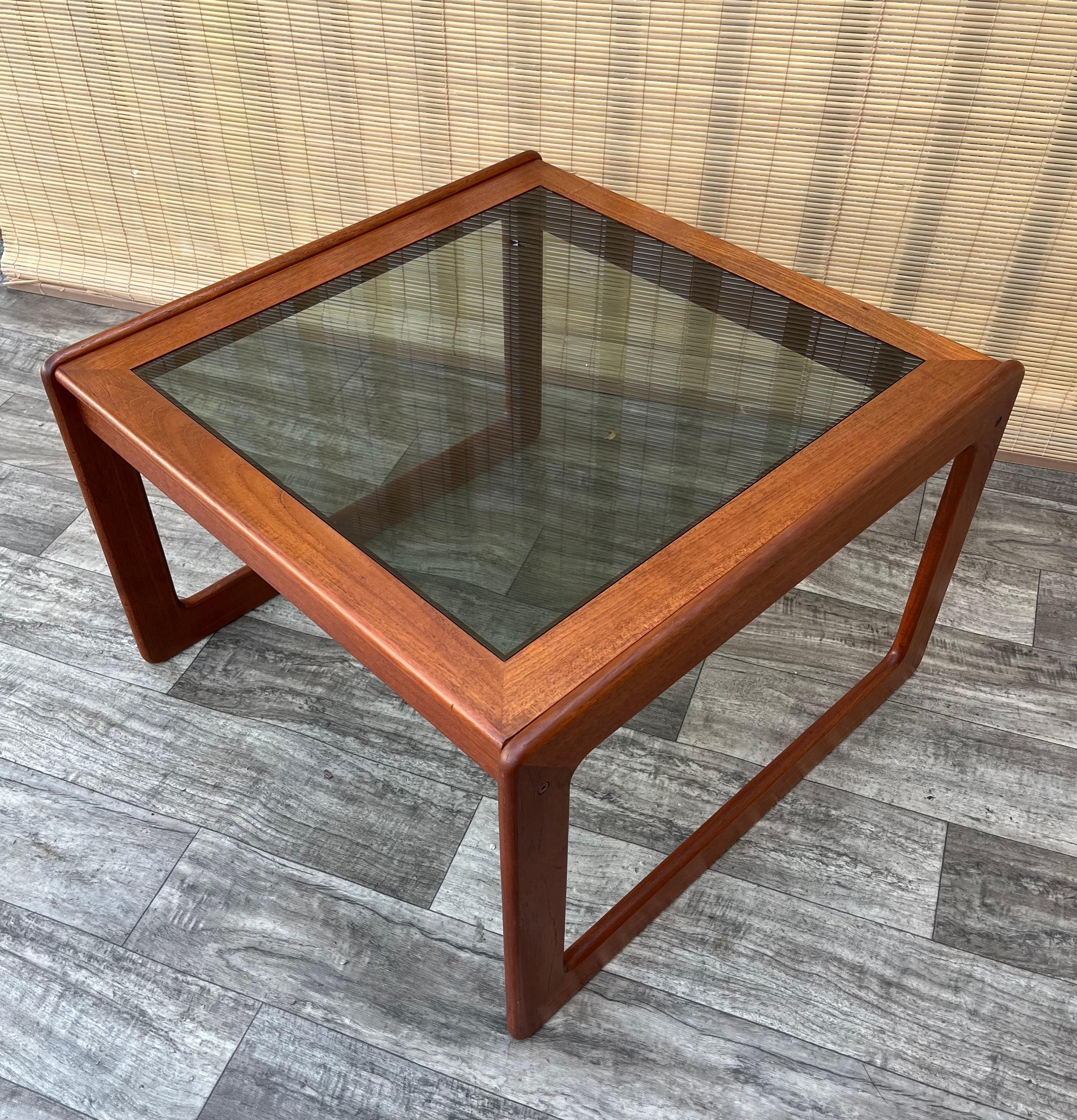 Vintage Danish Mid Century Modern Teak Couchtisch von Komfort Mobel, Dänemark. Circa 1960er Jahre
Er zeichnet sich durch ein modernes, minimalistisches skandinavisches Design aus der Mitte des Jahrhunderts, einen Massivholzrahmen mit einer schönen