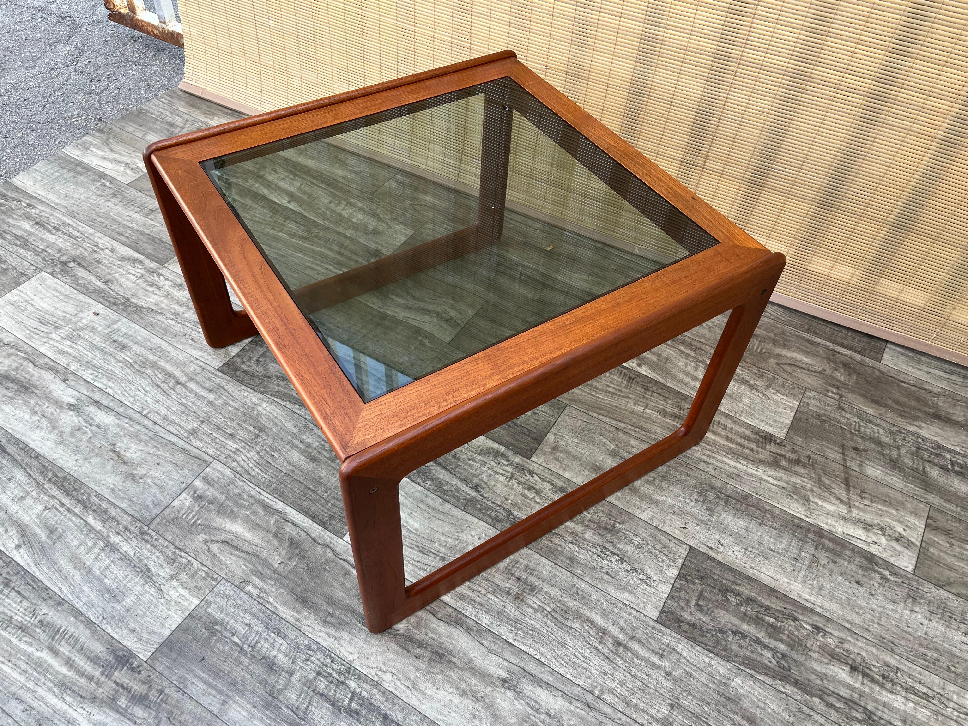 Dänischer Mid-Century-Modern-Couchtisch aus Teakholz von Komfort Dänemark, ca. 1960er Jahre. im Zustand „Gut“ im Angebot in Miami, FL