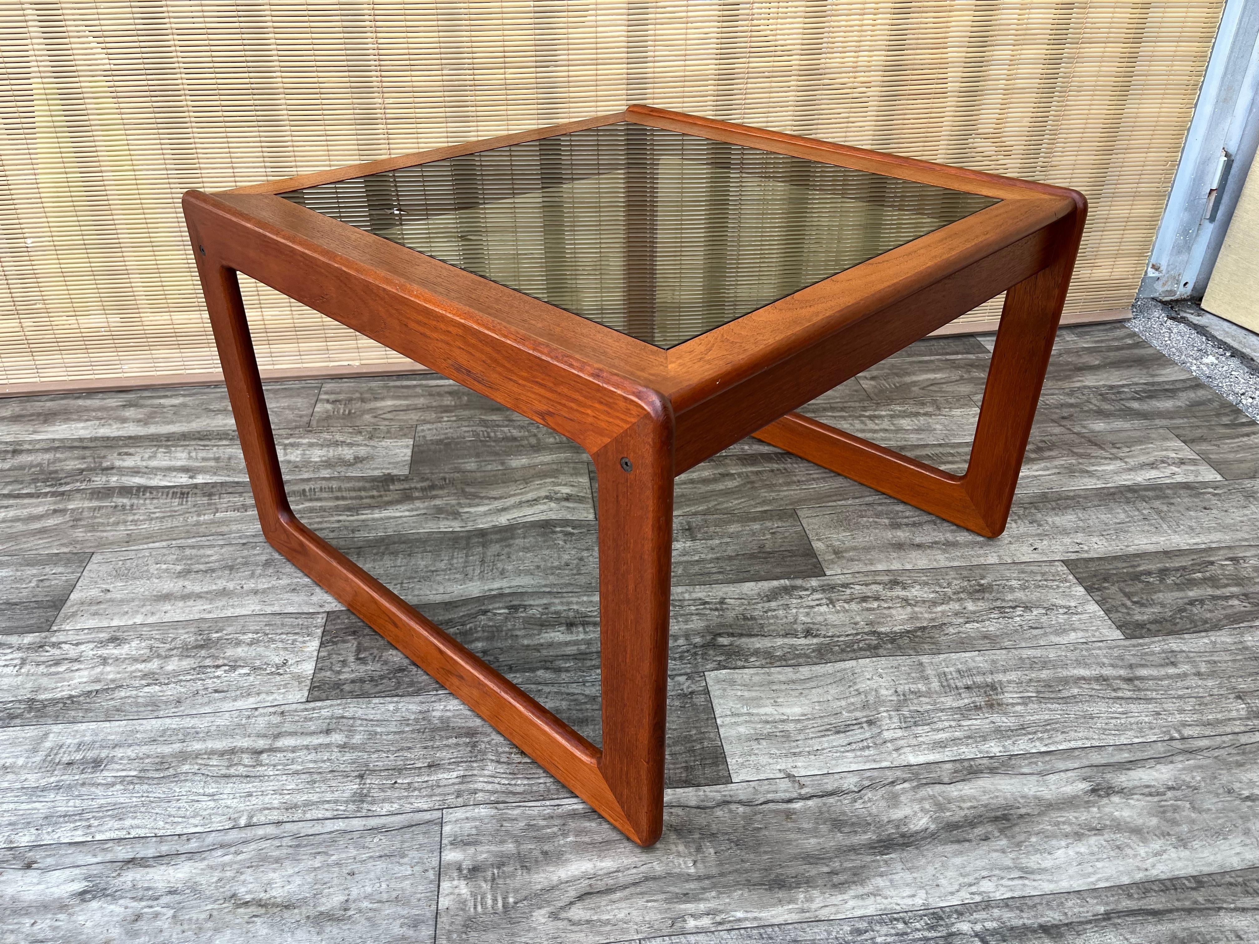 Dänischer Mid-Century-Modern-Couchtisch aus Teakholz von Komfort Dänemark, ca. 1960er Jahre. (Glas) im Angebot