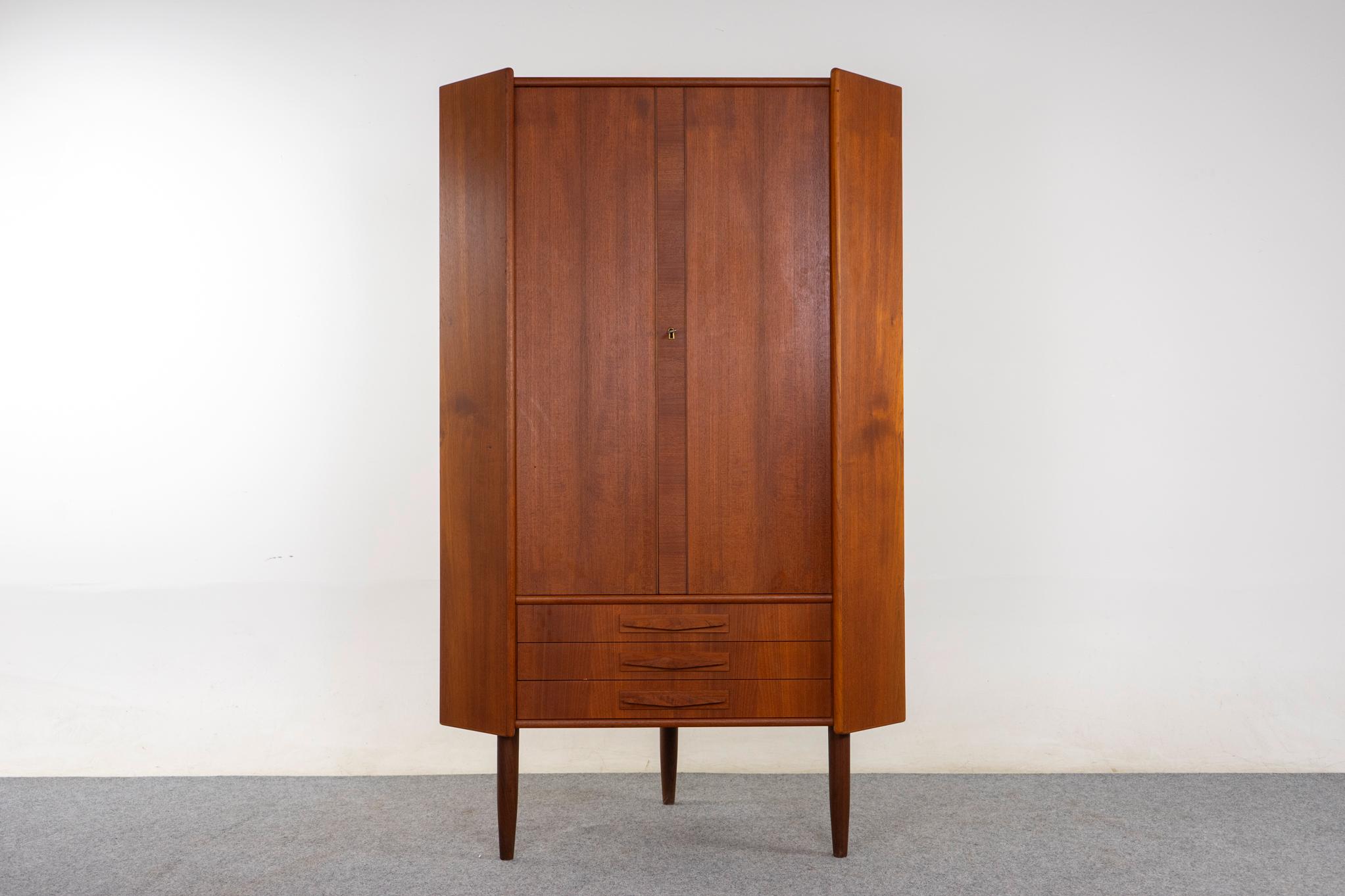 Armadio angolare danese in teak, anni '60 circa. Dettagli meravigliosi e sottili! Bellissima impiallacciatura e finiture massicce abbinate. Scaffali ad altezza fissa e una graziosa cassettiera. Porte doppie con chiusura a chiave. Bellissime linee in