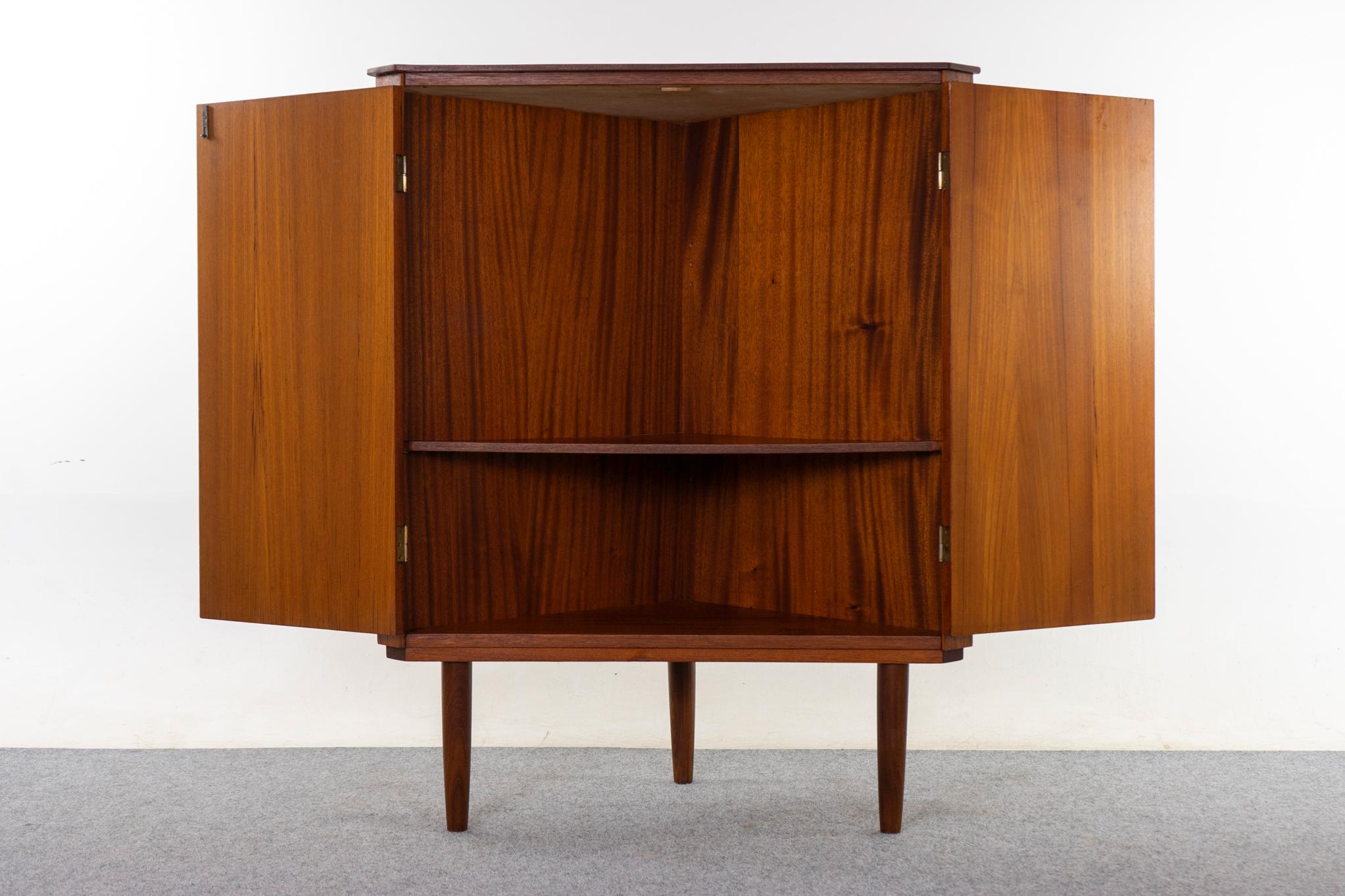 Scandinavo moderno Armadietto angolare danese in teak della metà del secolo scorso in vendita