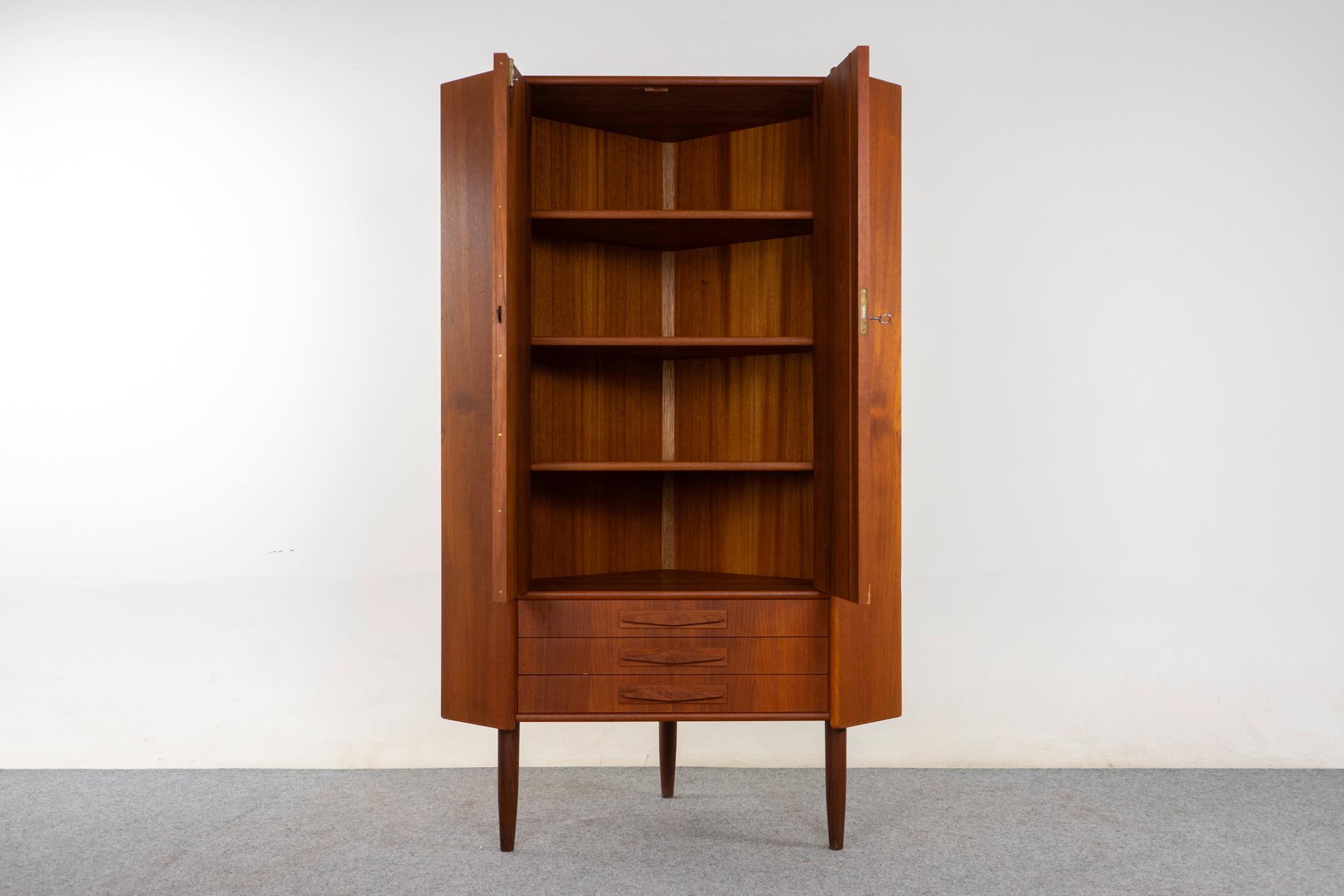 Scandinavo moderno Armadietto angolare danese in teak della metà del secolo scorso in vendita