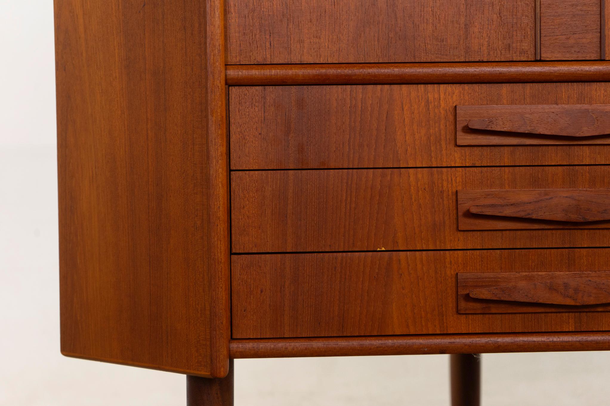 Metà XX secolo Armadietto angolare danese in teak della metà del secolo scorso in vendita