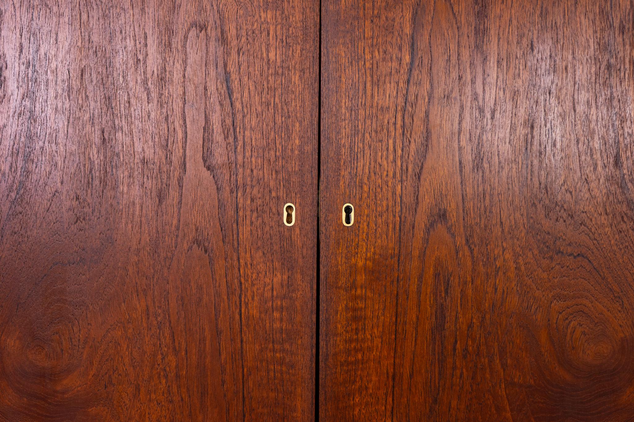 Teak Armadietto angolare danese in teak della metà del secolo scorso in vendita