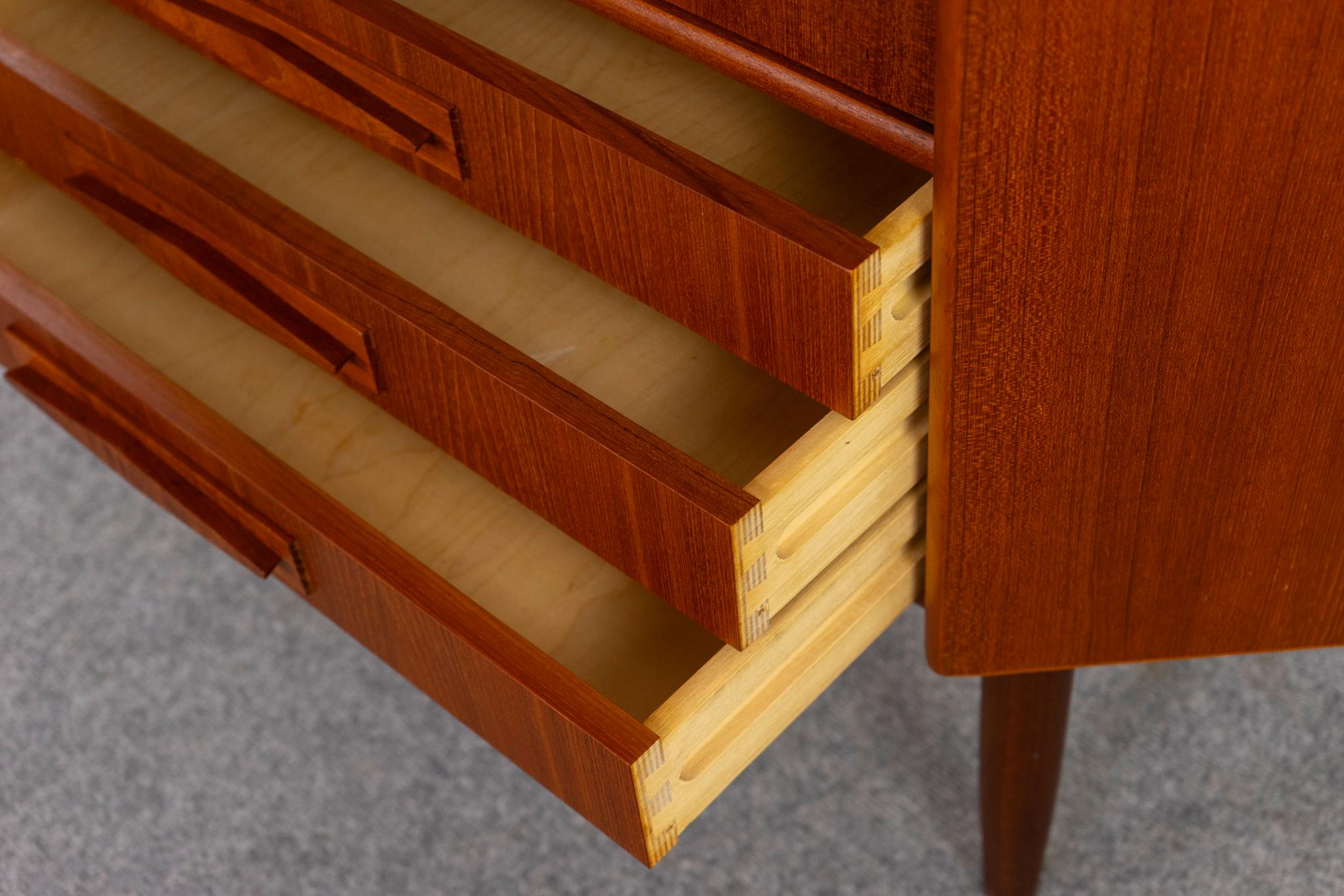 Teak Armadietto angolare danese in teak della metà del secolo scorso in vendita