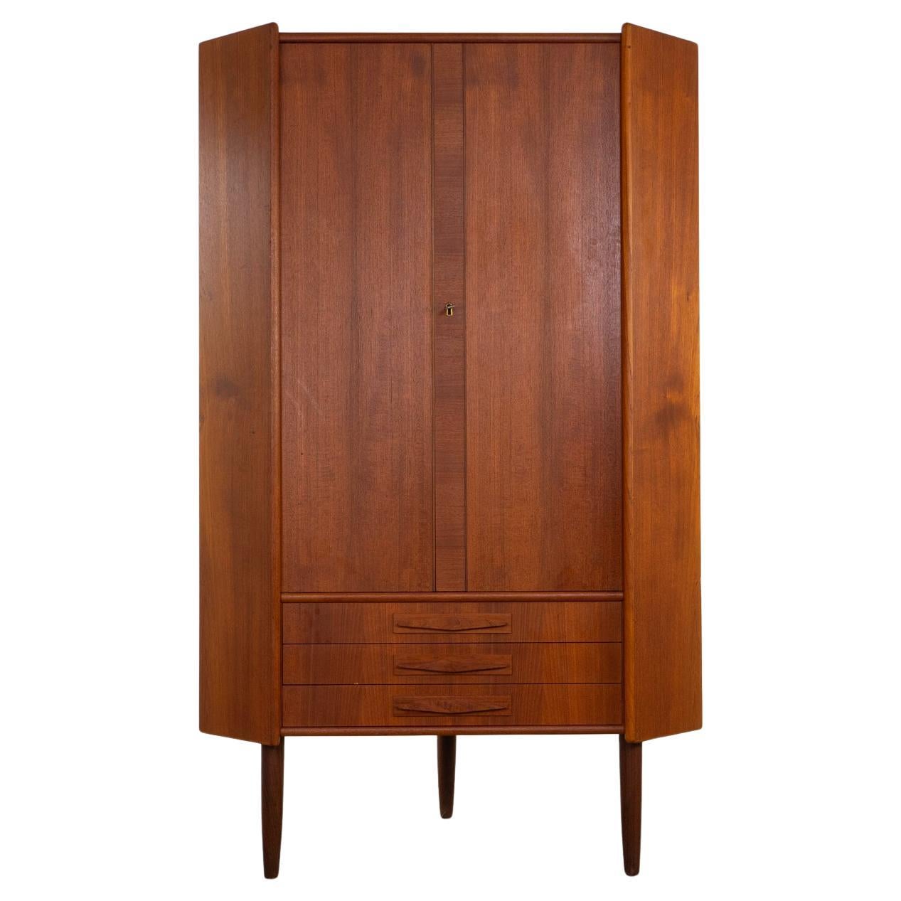 Armadietto angolare danese in teak della metà del secolo scorso