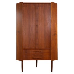 Armadietto angolare danese in teak della metà del secolo scorso