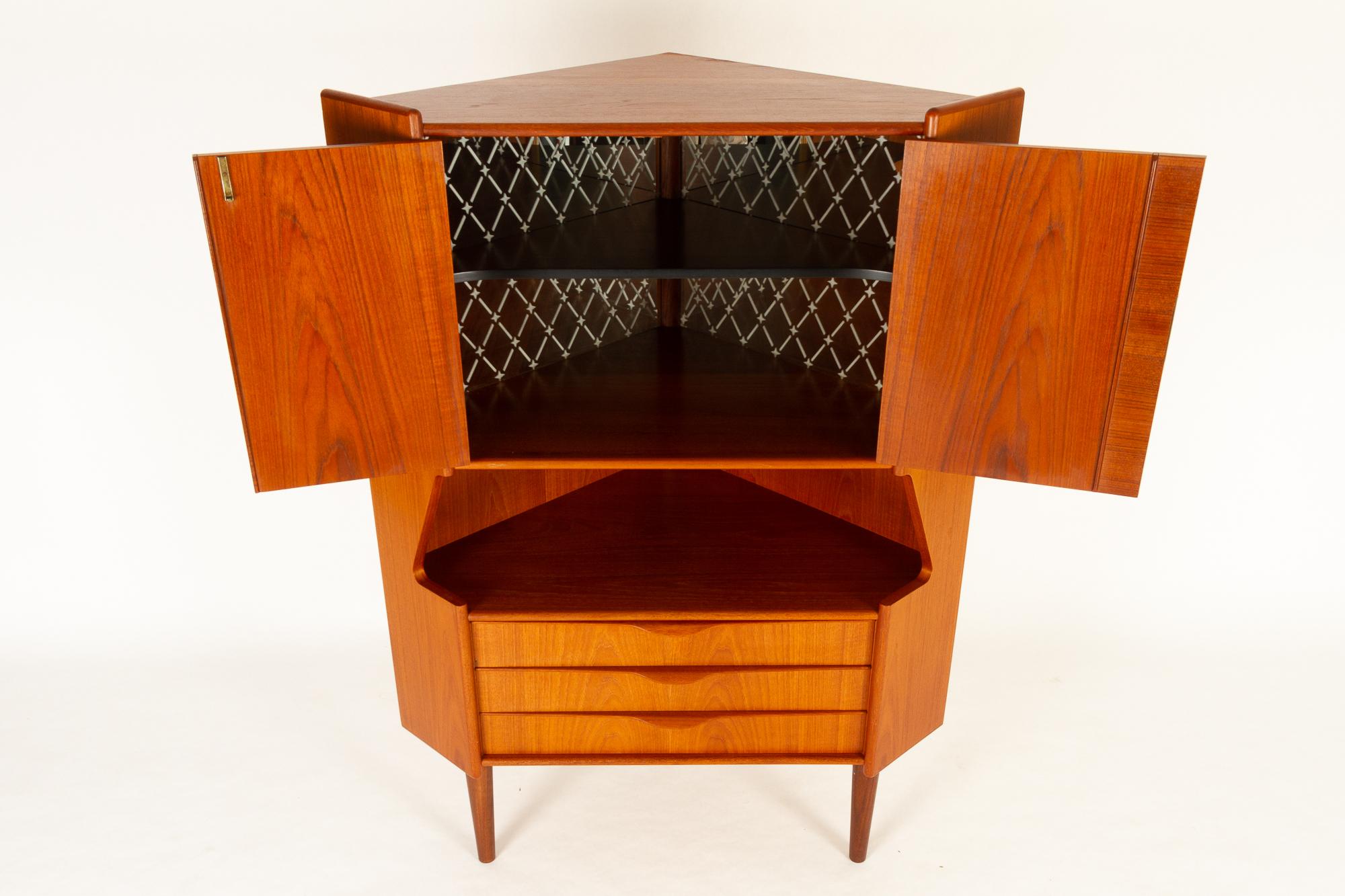 Danish Mid-Century Modern Teak Corner Cabinet with Bar Unit, 1960s In Good Condition In Asaa, DK