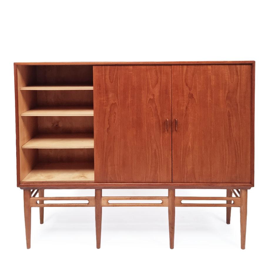 Mid-Century Modern Danish teak highboard credenza / sideboard, 1960's. This incredible piece is gorgeous in its simple yet extremely functional design. The sideboard has stunning wood grains with the butterscotch color of vintage teak. Very good