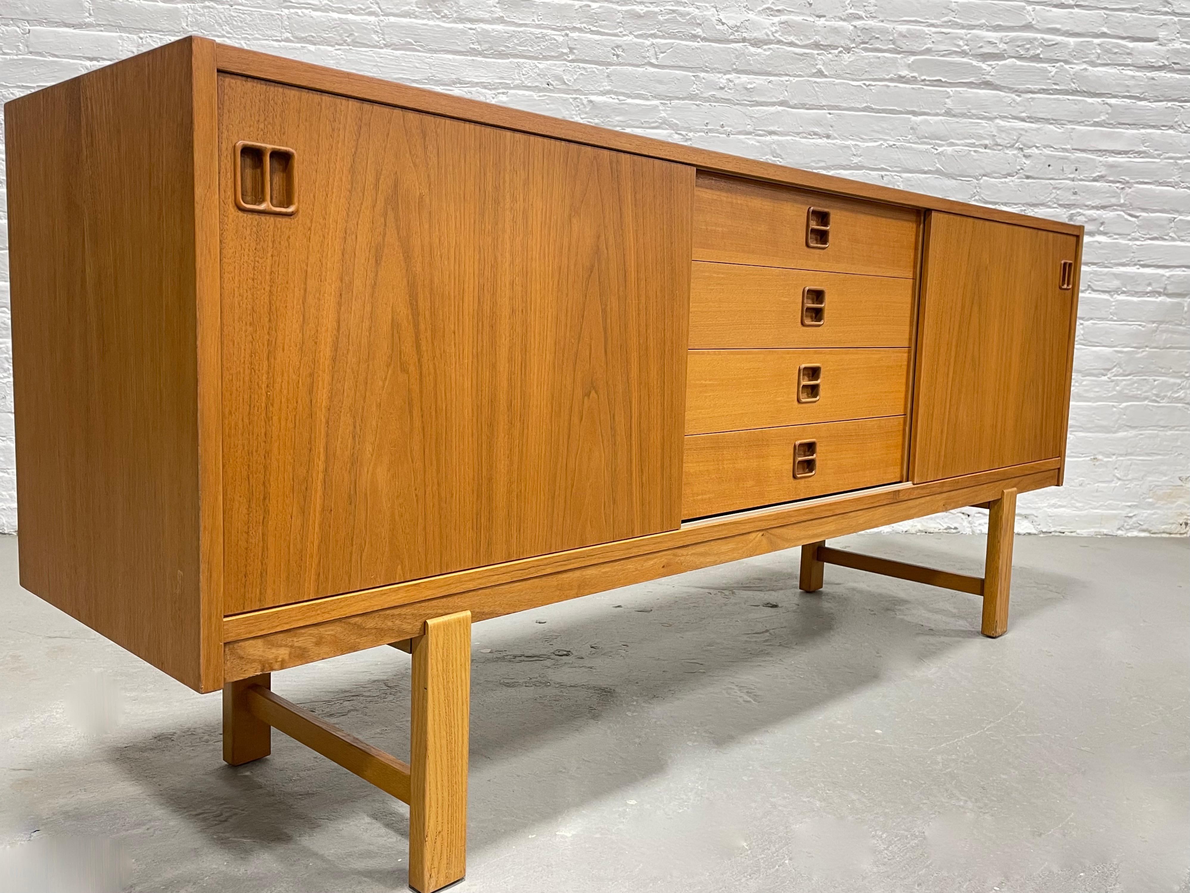 Mid-20th Century Danish Mid-Century Modern Teak Credenza / Sideboard, circa 1960s For Sale