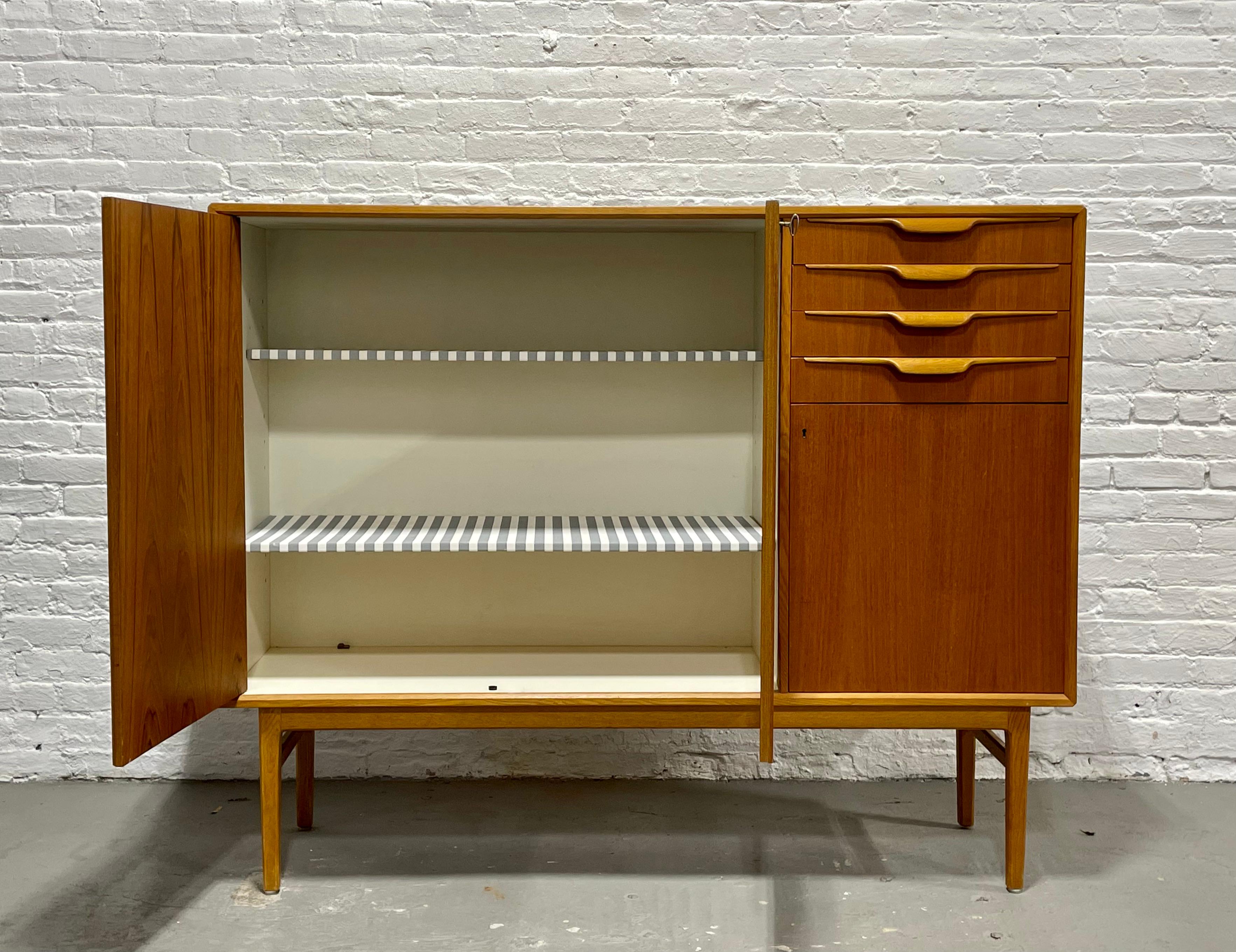 Danish Mid-Century Modern Teak Credenza / Sideboard, C. 1960s For Sale 2