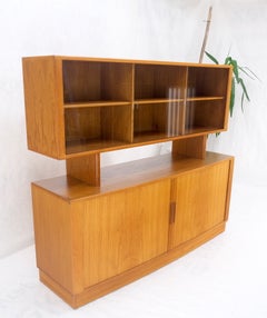 Credenza danese in teak della metà del secolo scorso con ante a tamburo, conigliera, menta