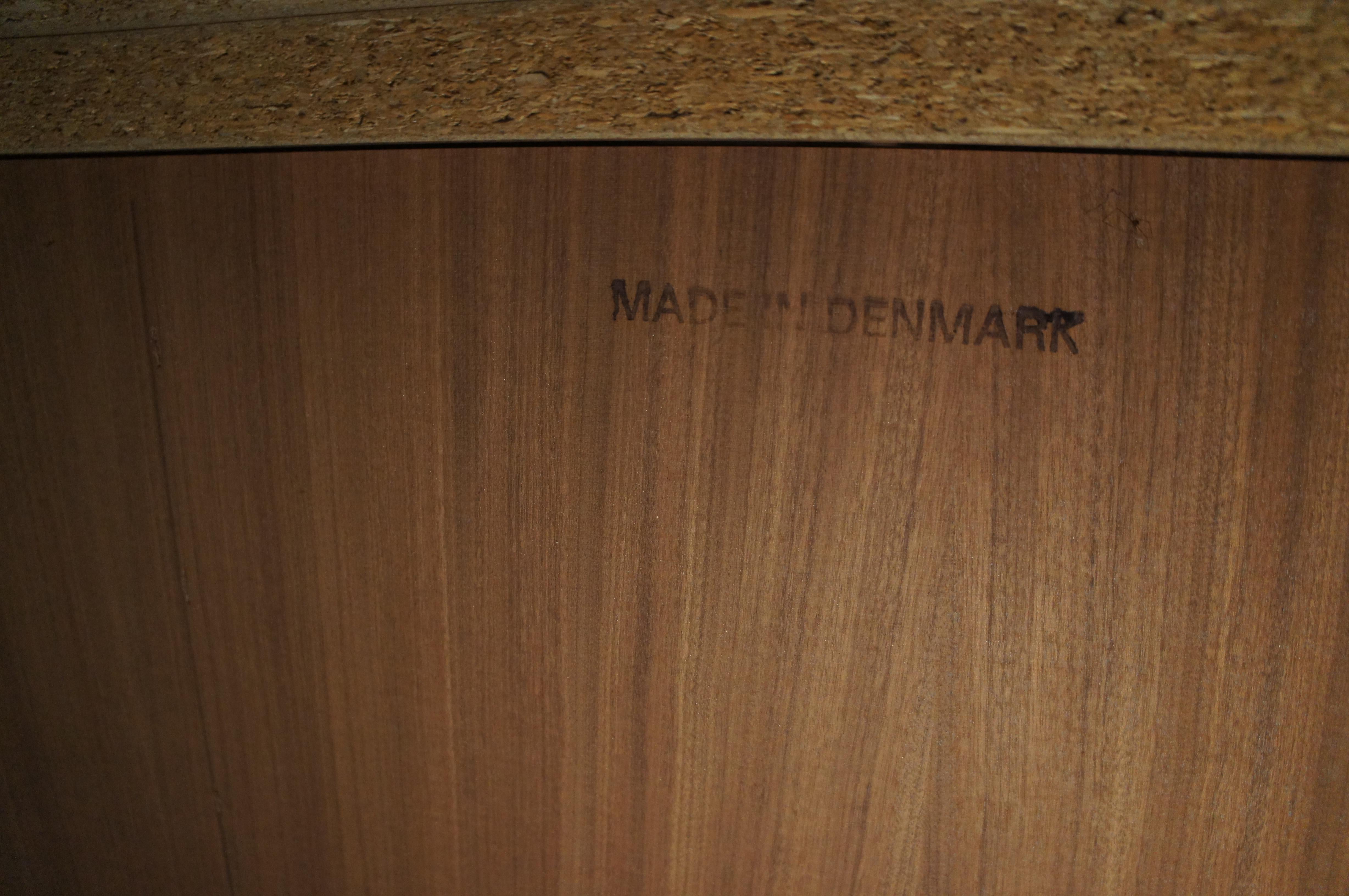 Vitrina curvada danesa de teca de mediados del siglo XX Puertas de persiana curio en venta 4