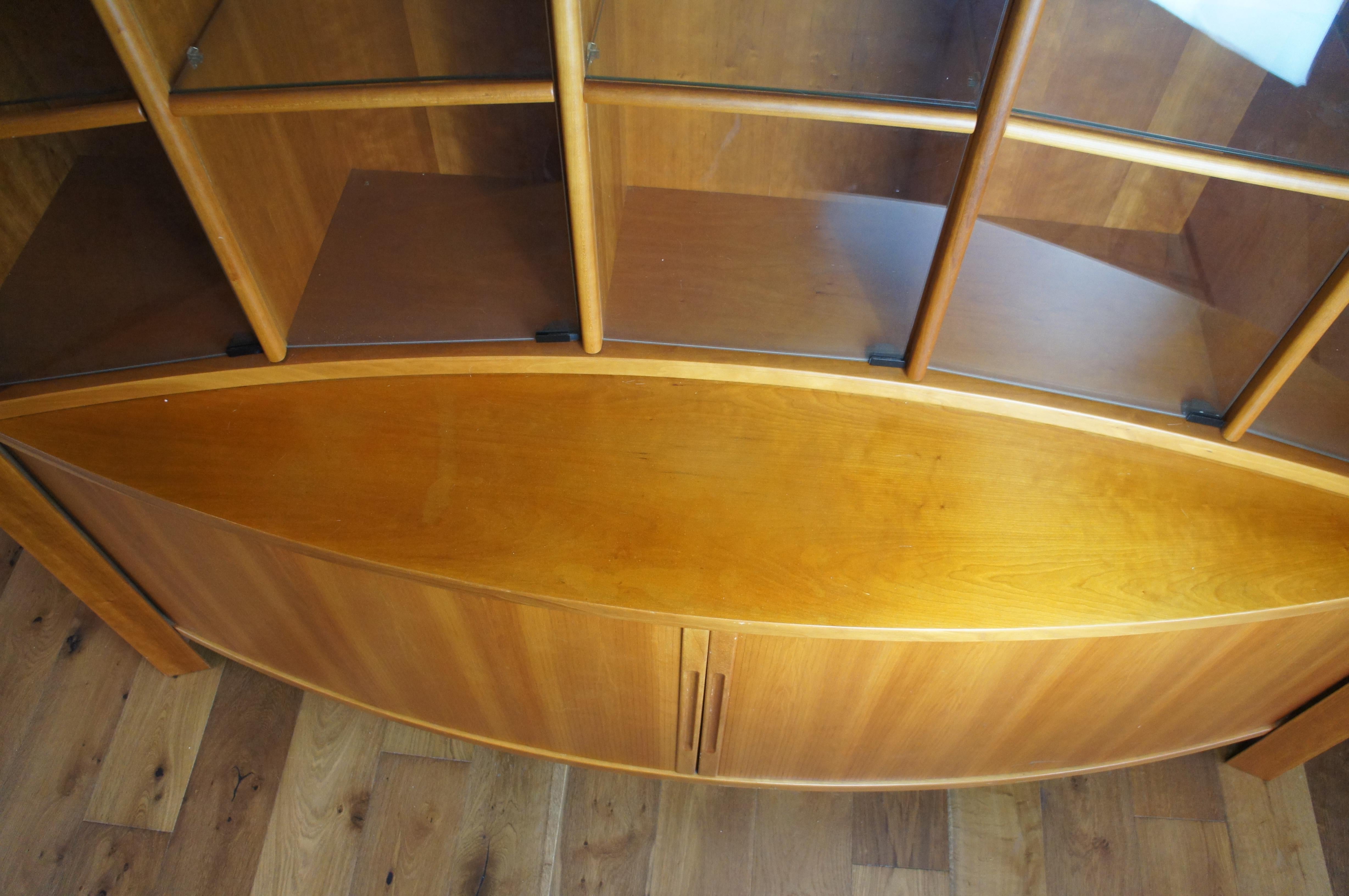 Vitrina curvada danesa de teca de mediados del siglo XX Puertas de persiana curio en venta 5
