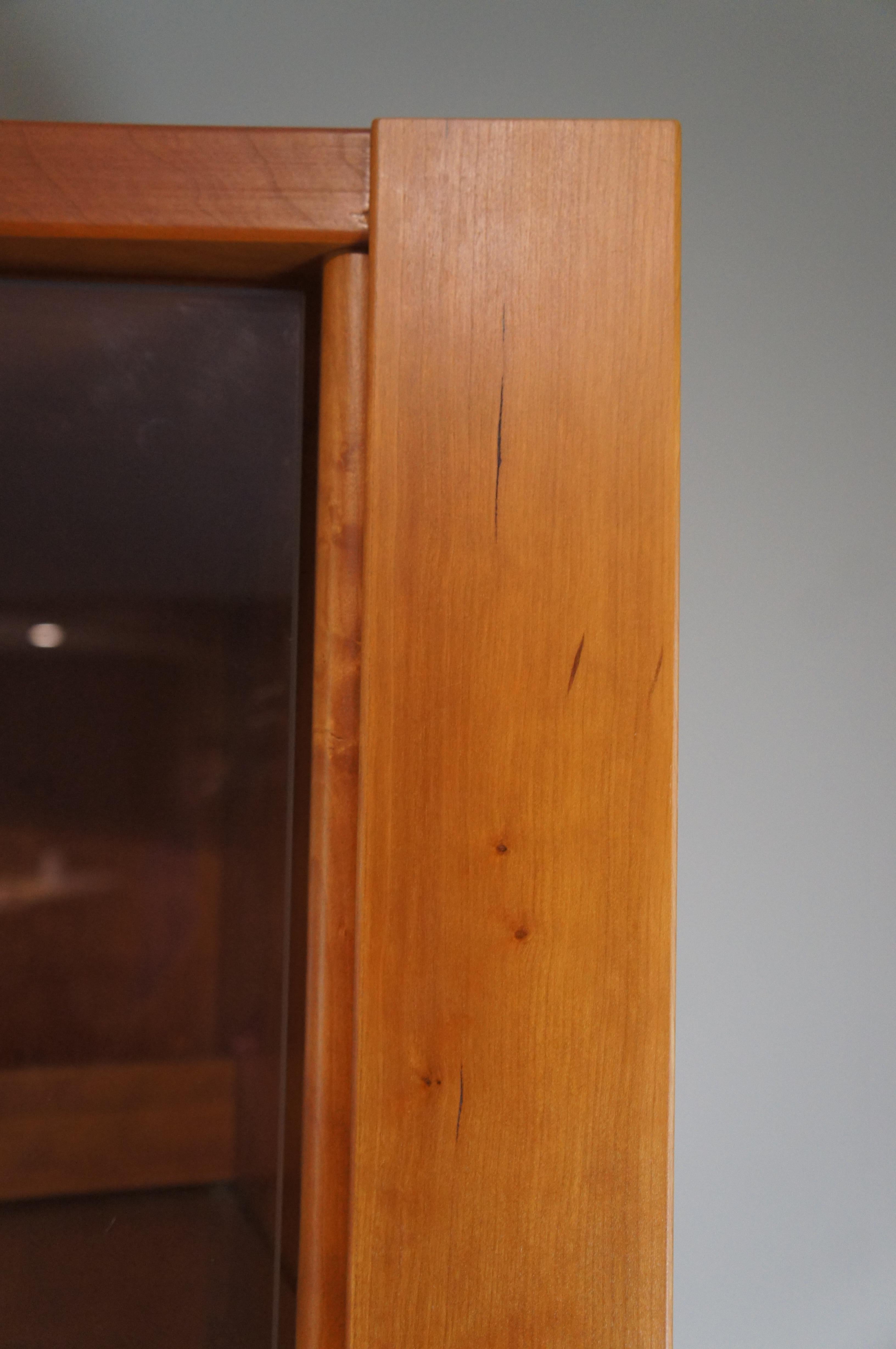 Vitrina curvada danesa de teca de mediados del siglo XX Puertas de persiana curio en venta 6