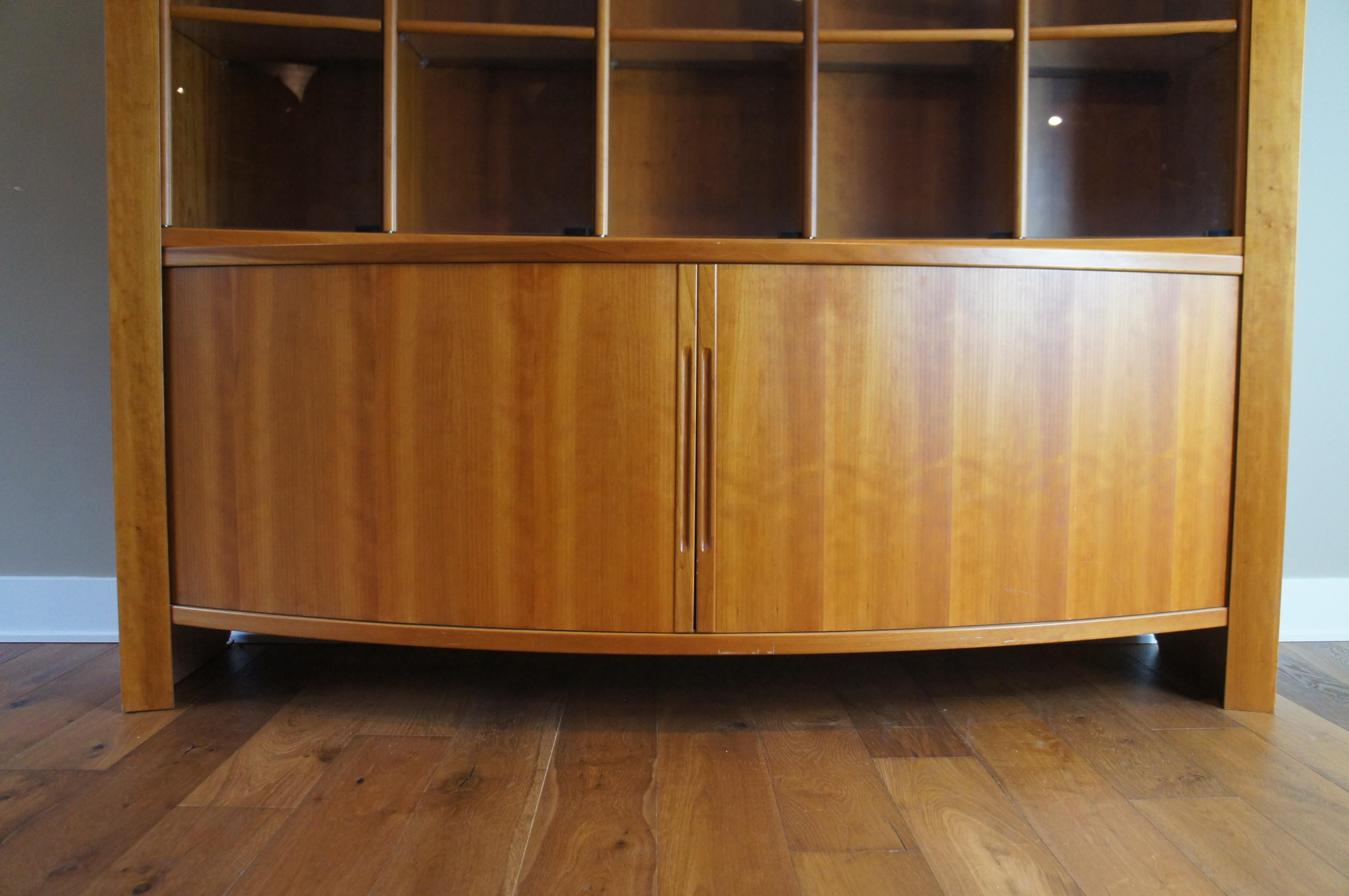 Vitrina curvada danesa de teca de mediados del siglo XX Puertas de persiana curio en venta 7