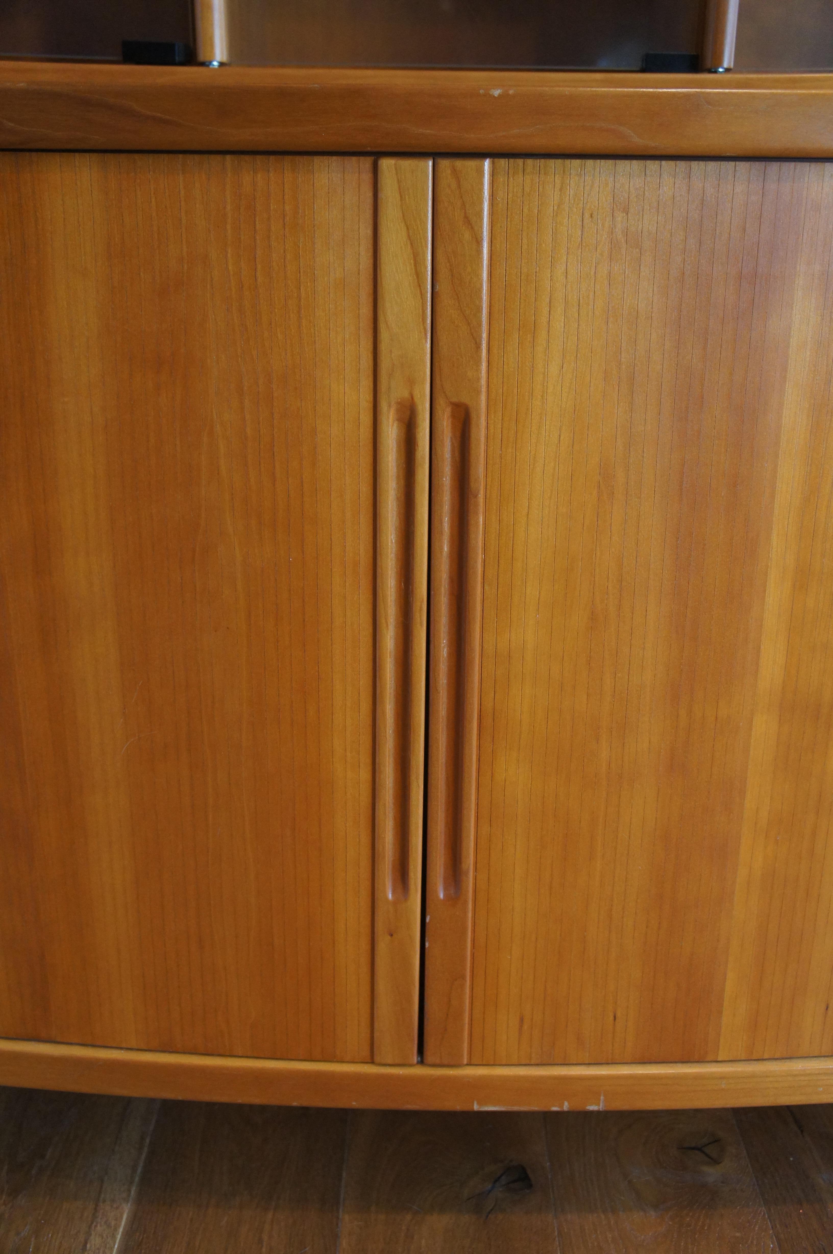 Vitrina curvada danesa de teca de mediados del siglo XX Puertas de persiana curio en venta 8