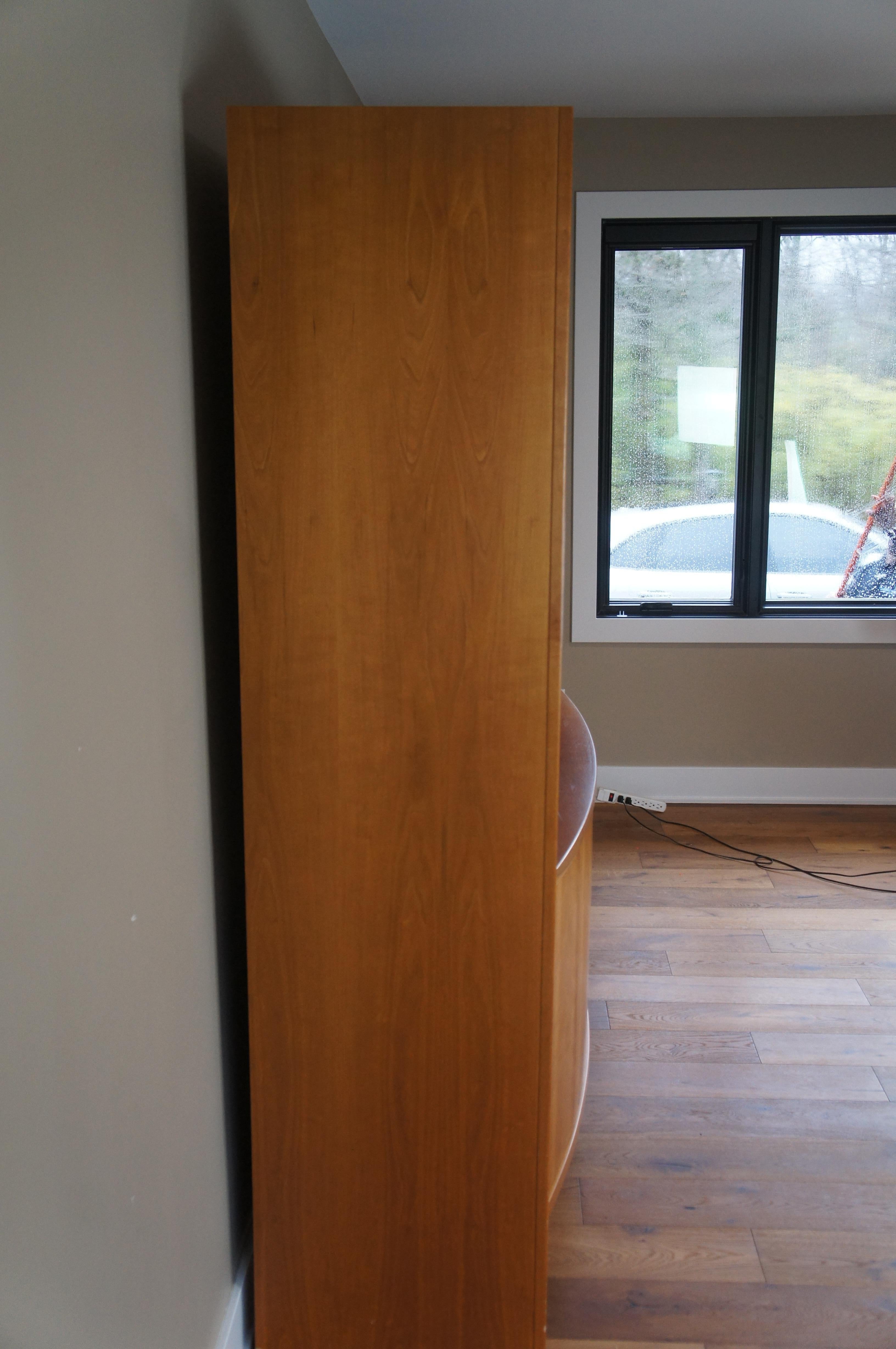 Vitrina curvada danesa de teca de mediados del siglo XX Puertas de persiana curio en venta 9