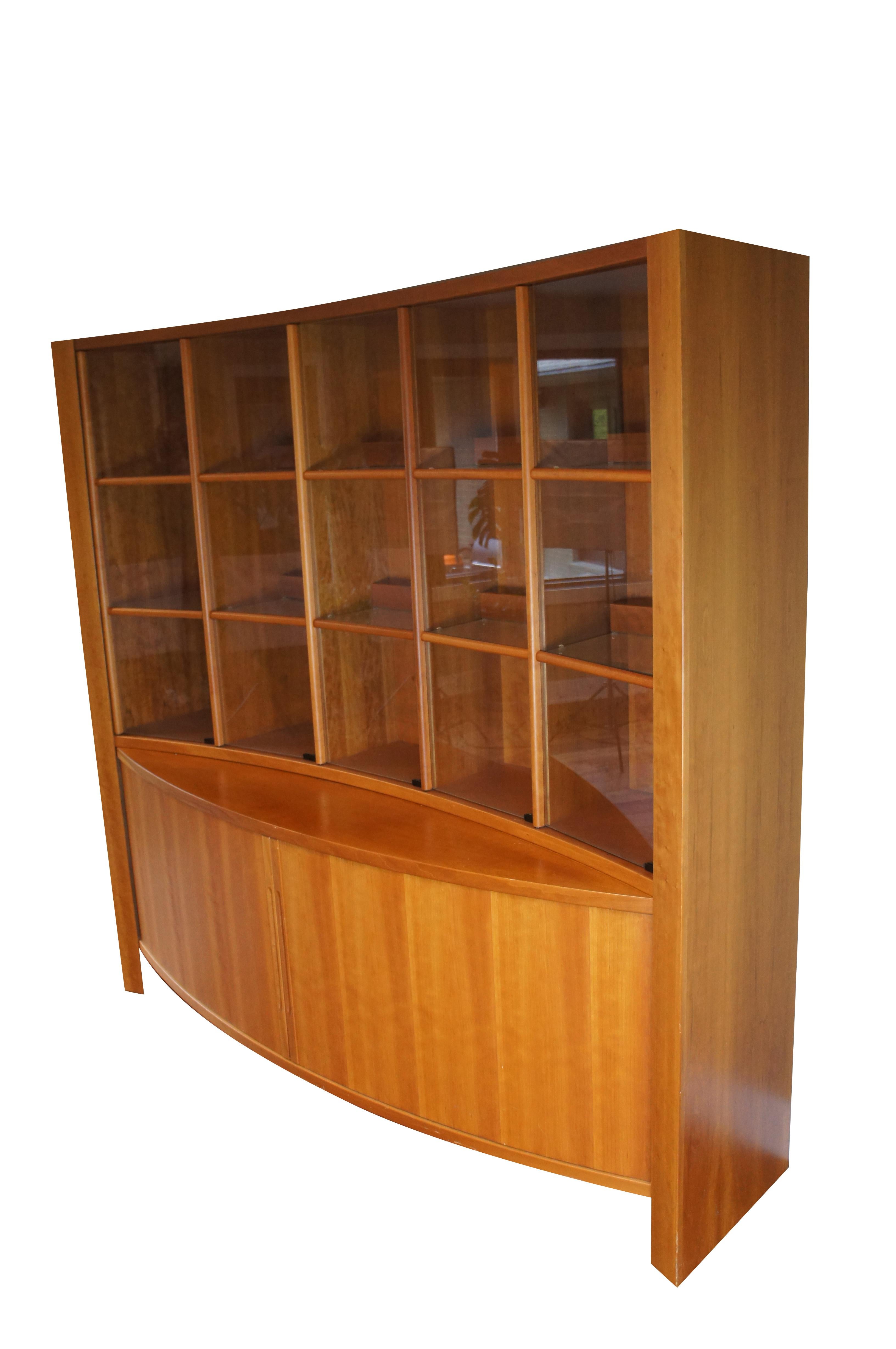 Vitrina curvada danesa de teca de mediados del siglo XX Puertas de persiana curio Moderno de mediados de siglo en venta